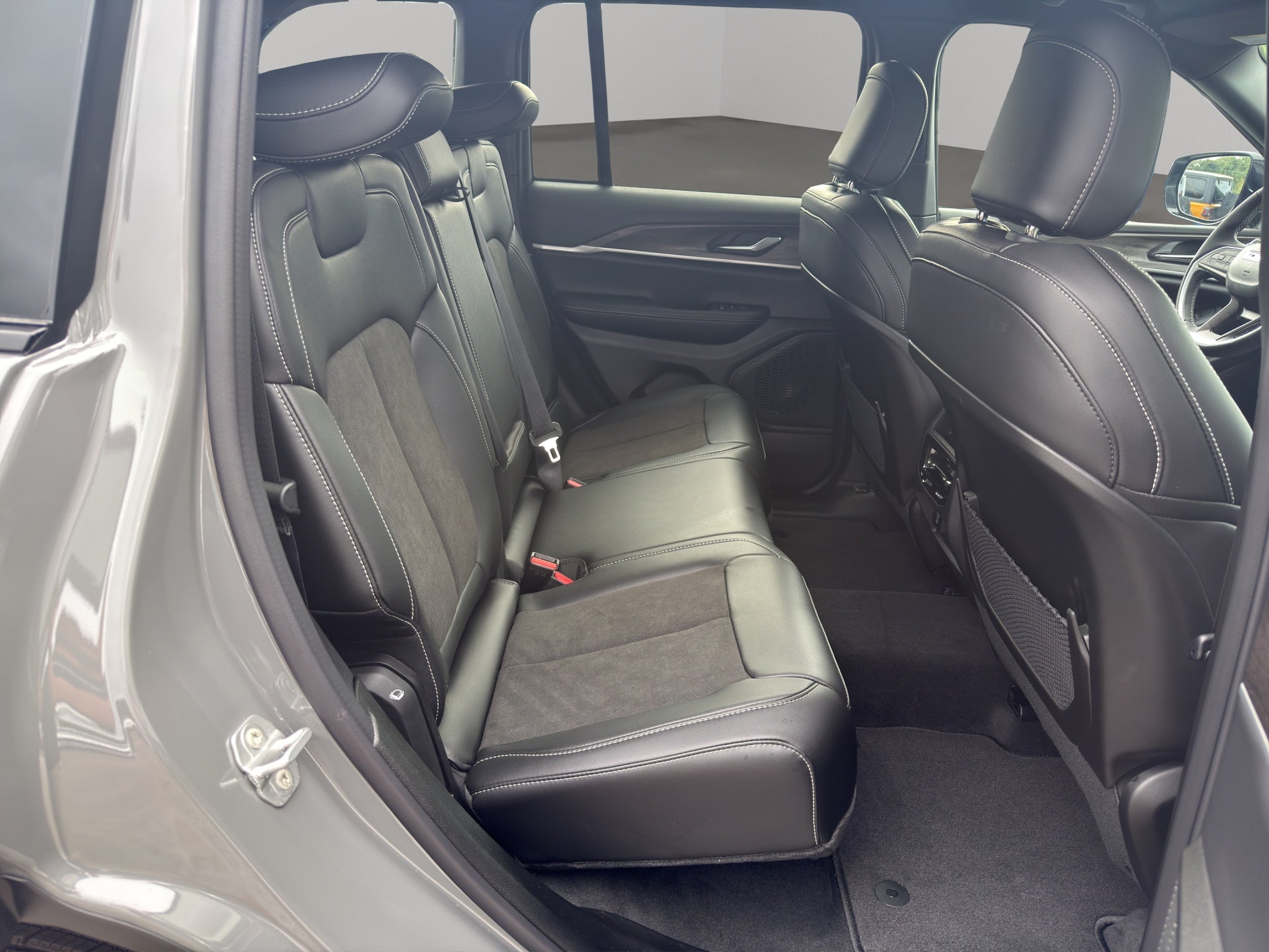 2027 Jeep Grand Cherokee Laredo Altitude