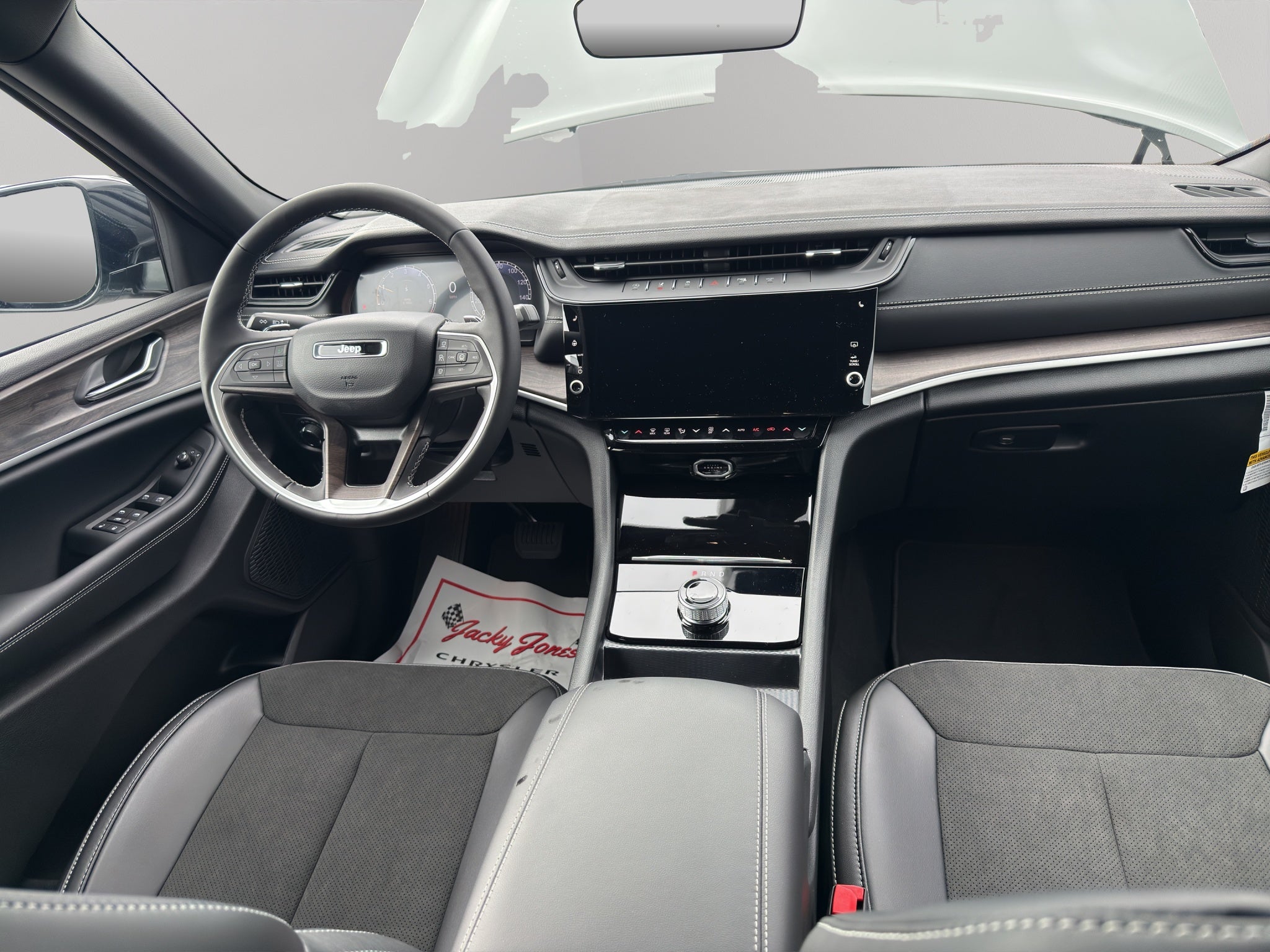 2027 Jeep Grand Cherokee Laredo Altitude