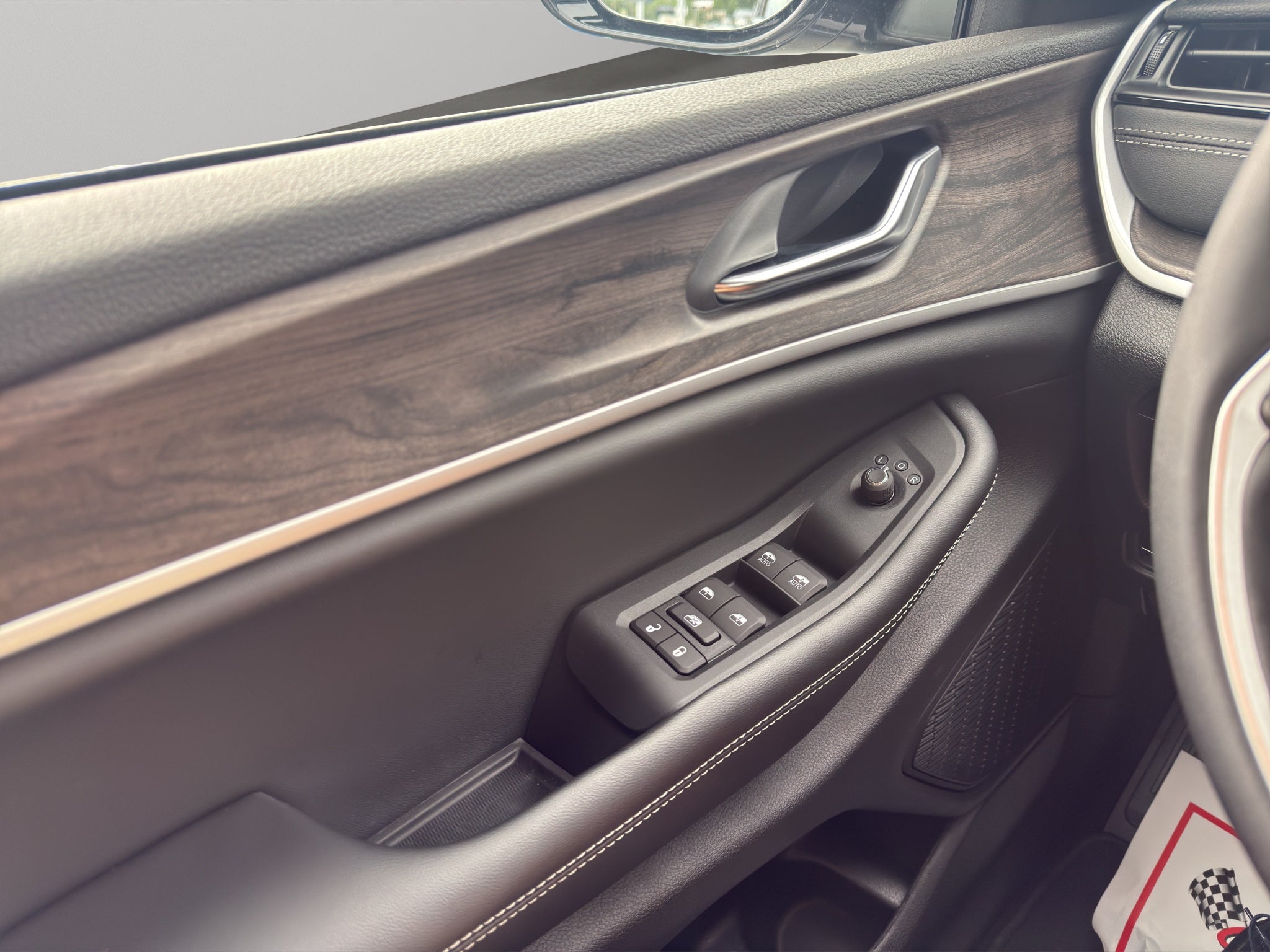 2027 Jeep Grand Cherokee Laredo Altitude