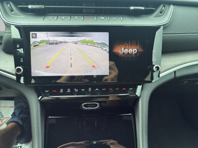 2027 Jeep Grand Cherokee Laredo Altitude