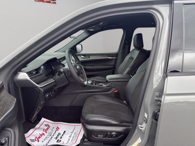 2027 Jeep Grand Cherokee Laredo Altitude