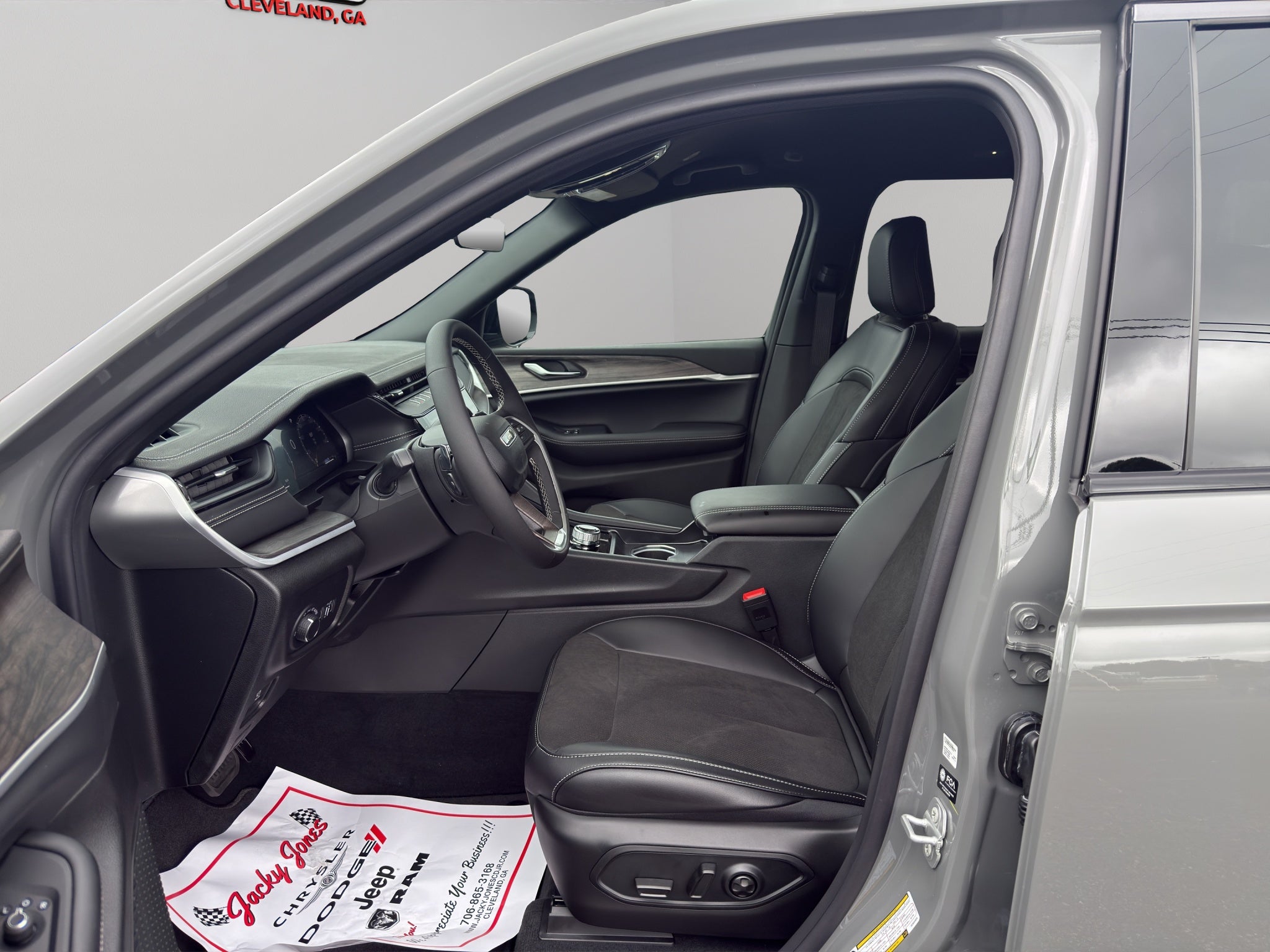 2027 Jeep Grand Cherokee Laredo Altitude