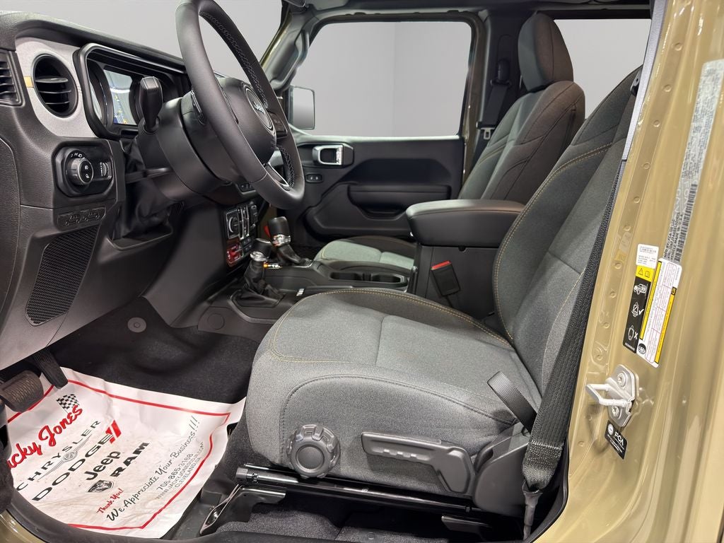 2025 Jeep Gladiator Willys photo 2