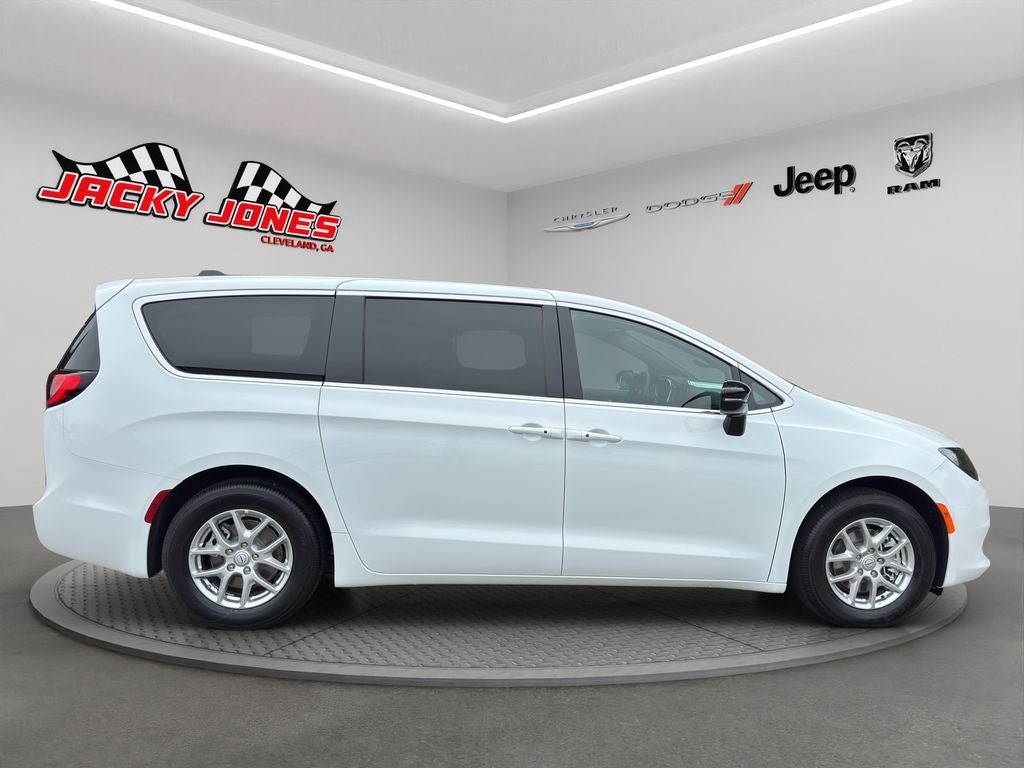 2026 Chrysler Voyager LX