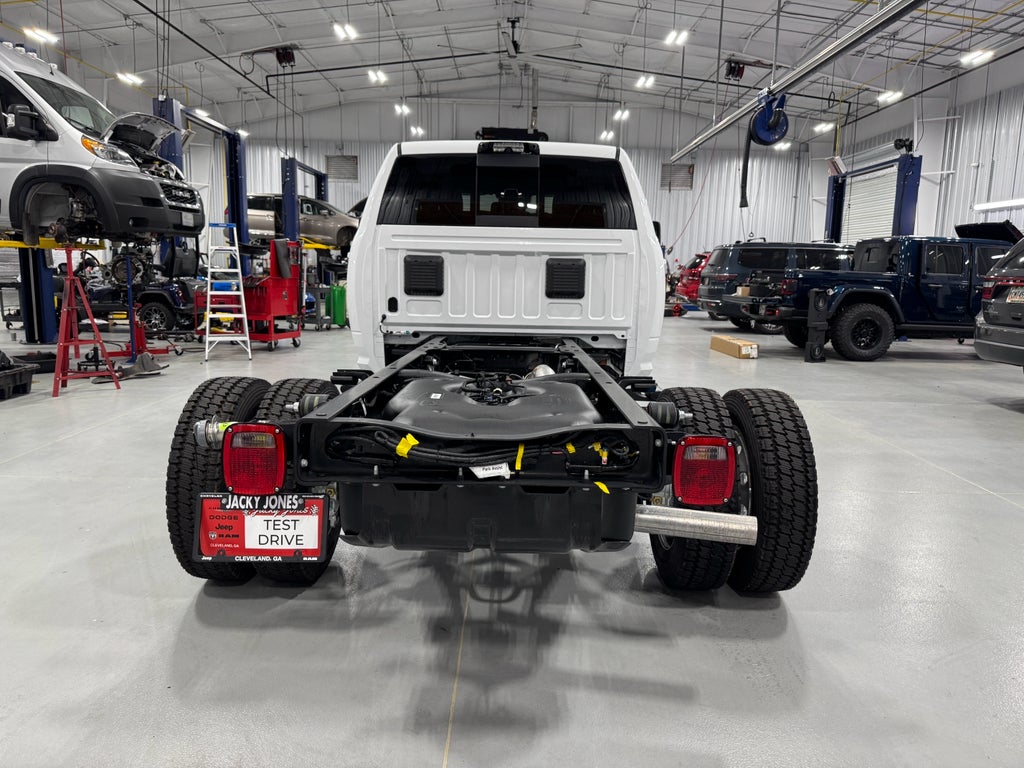 2025 RAM 4500 Chassis Big Horn 4x4 Crew Cab 60" CA 173.4" WB