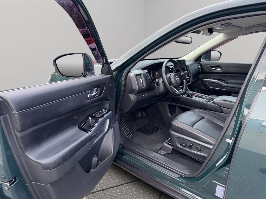 2022 Nissan Pathfinder SL