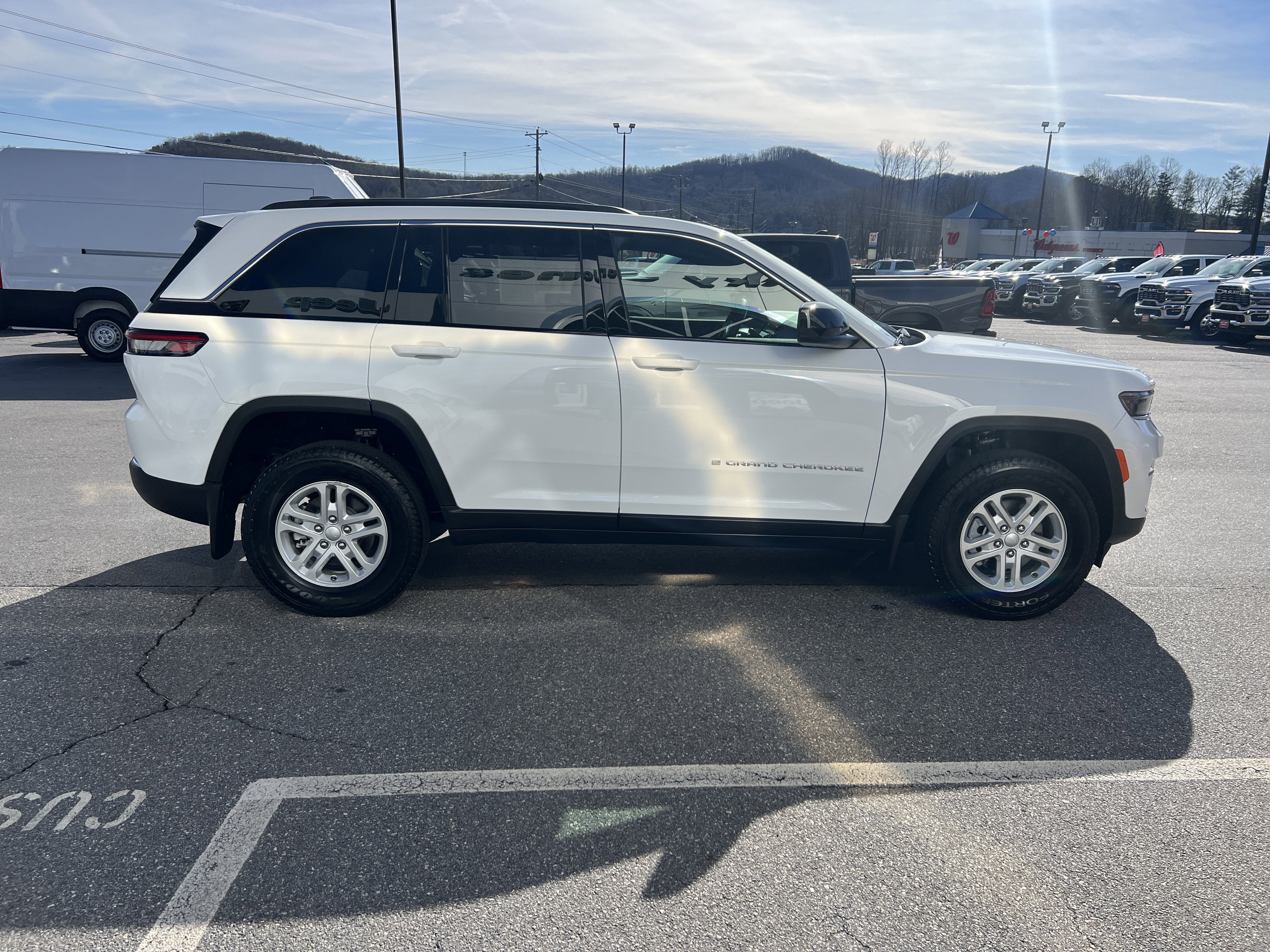2025 Jeep Grand Cherokee Laredo