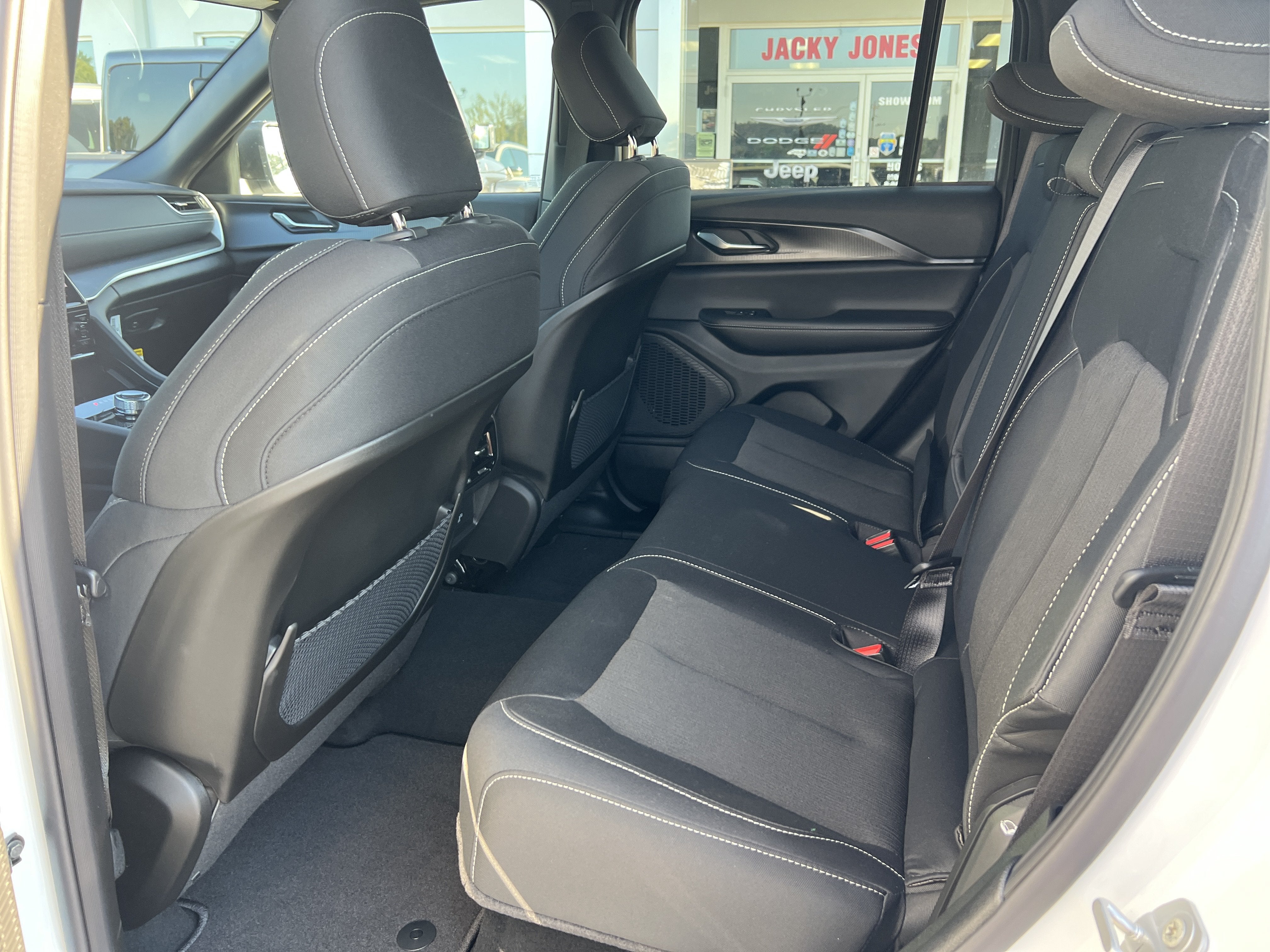 2027 Jeep Grand Cherokee Laredo
