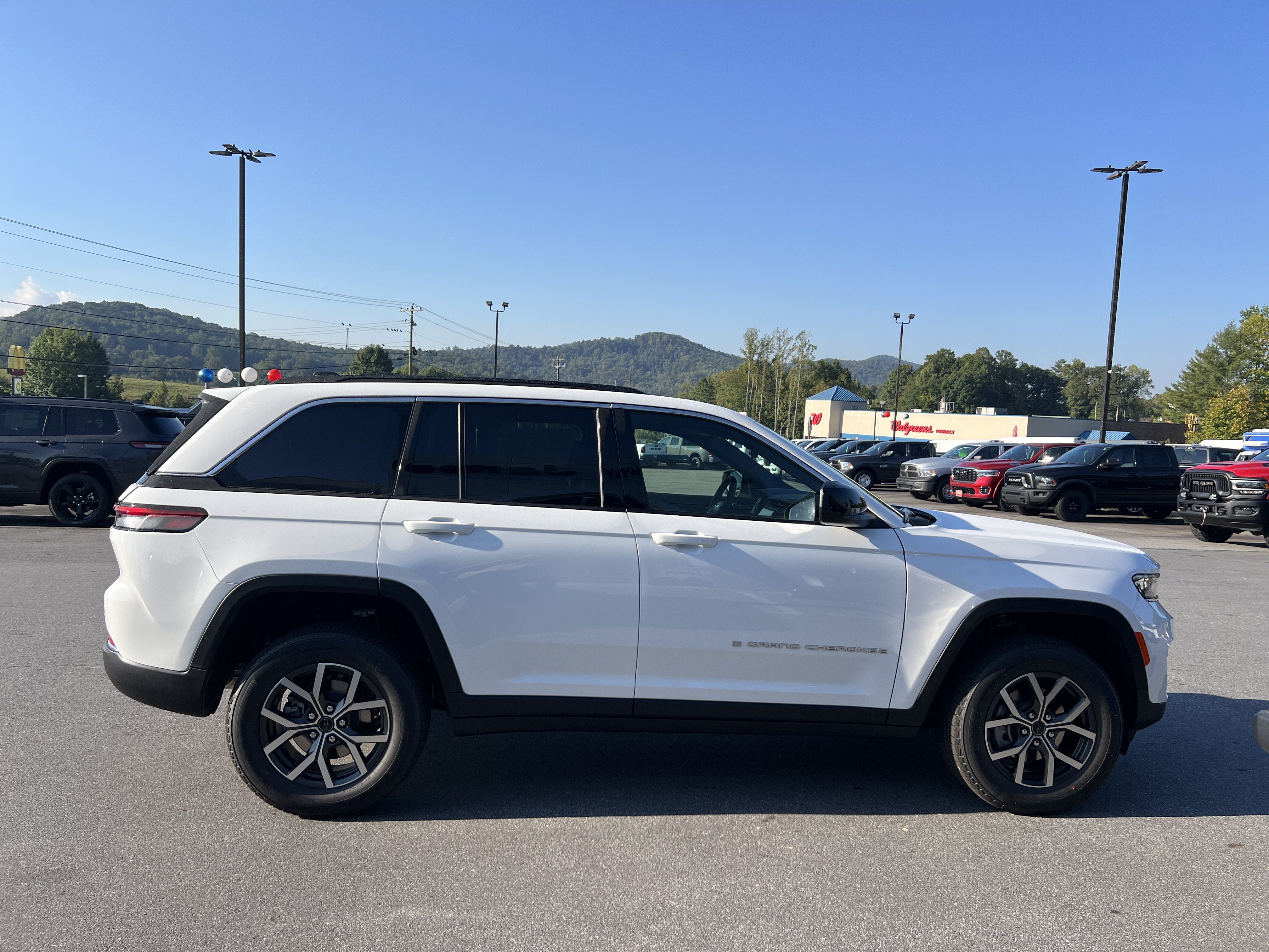 2027 Jeep Grand Cherokee Laredo
