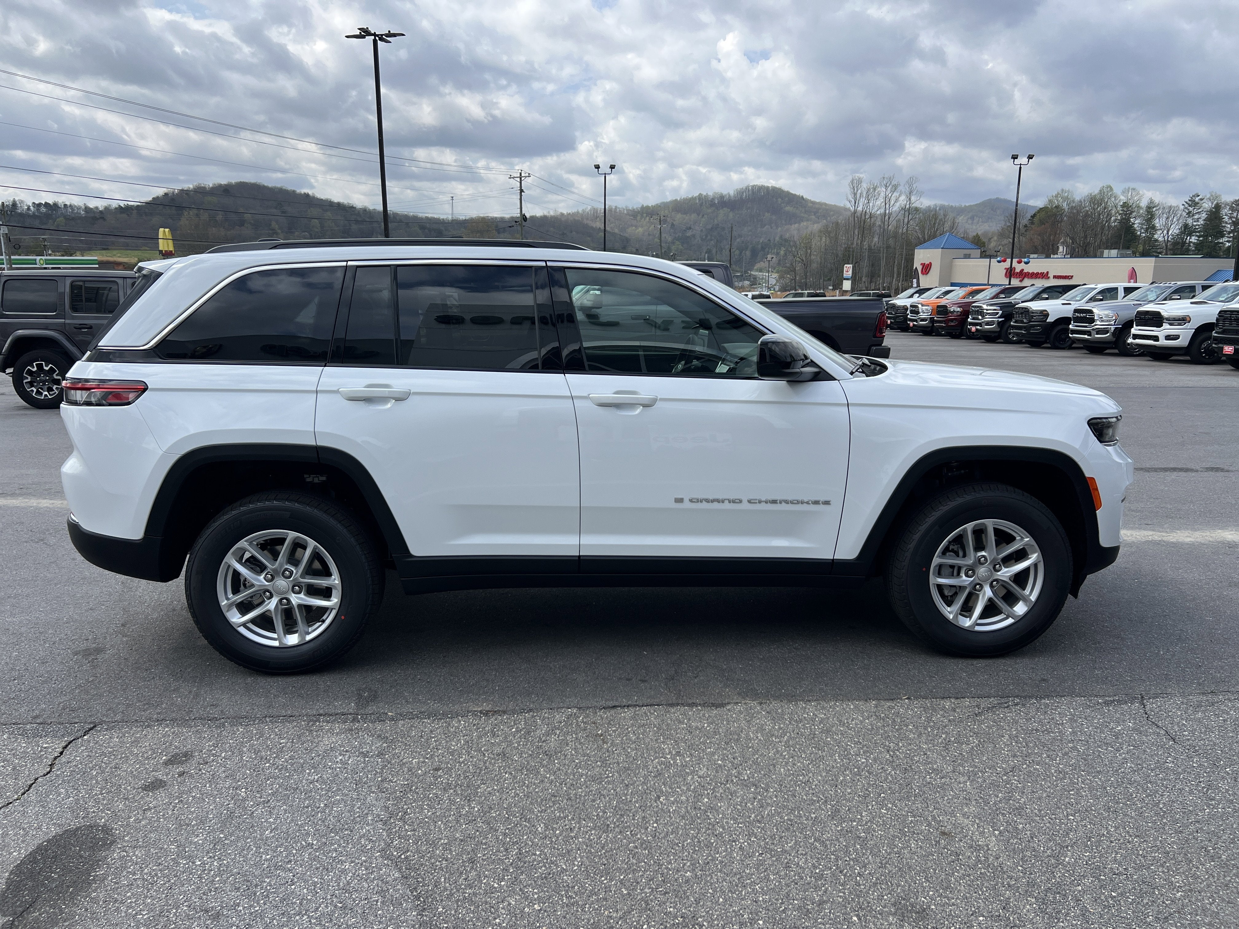 2026 Jeep Grand Cherokee Laredo
