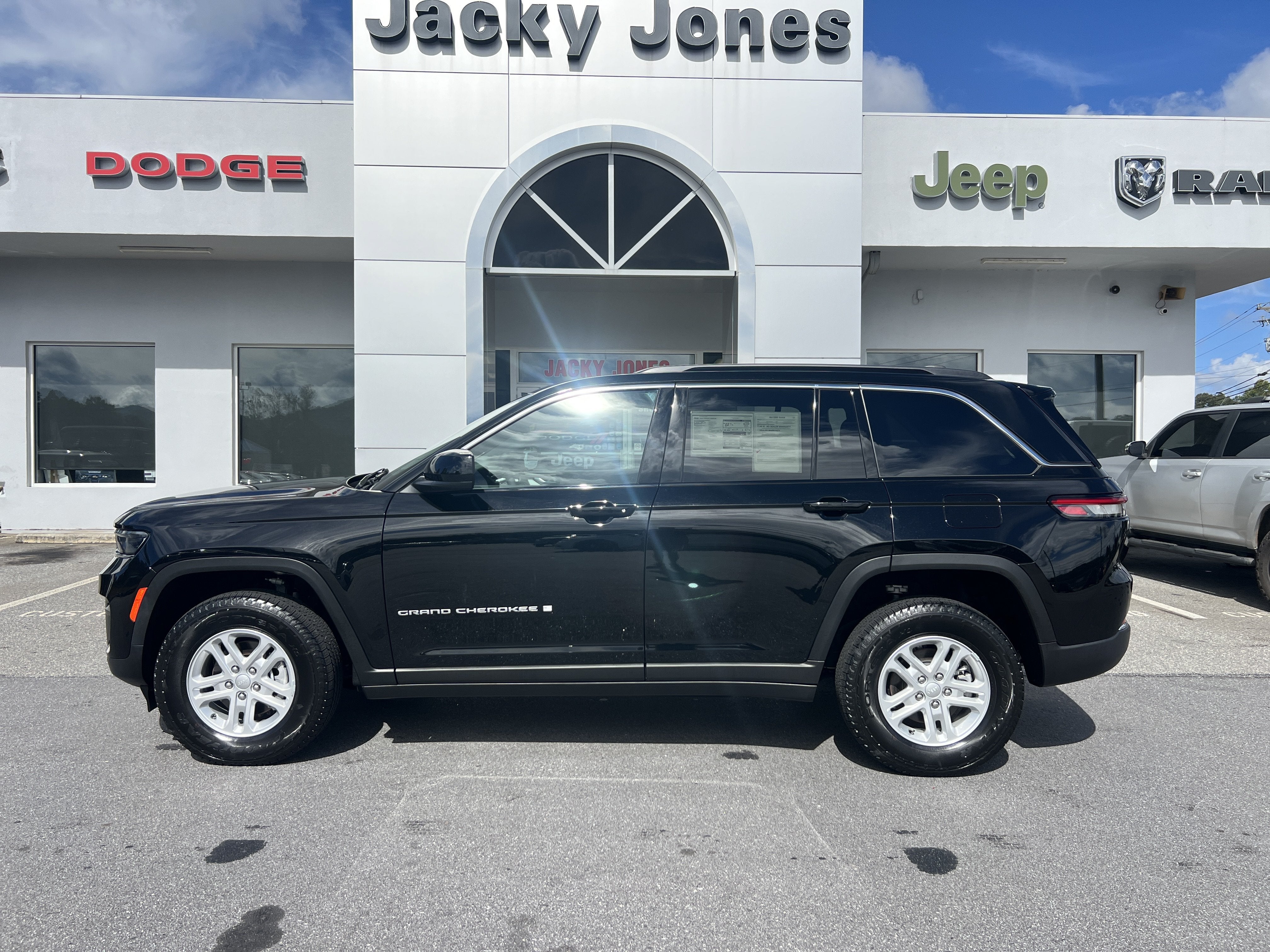 2024 Jeep Grand Cherokee Laredo
