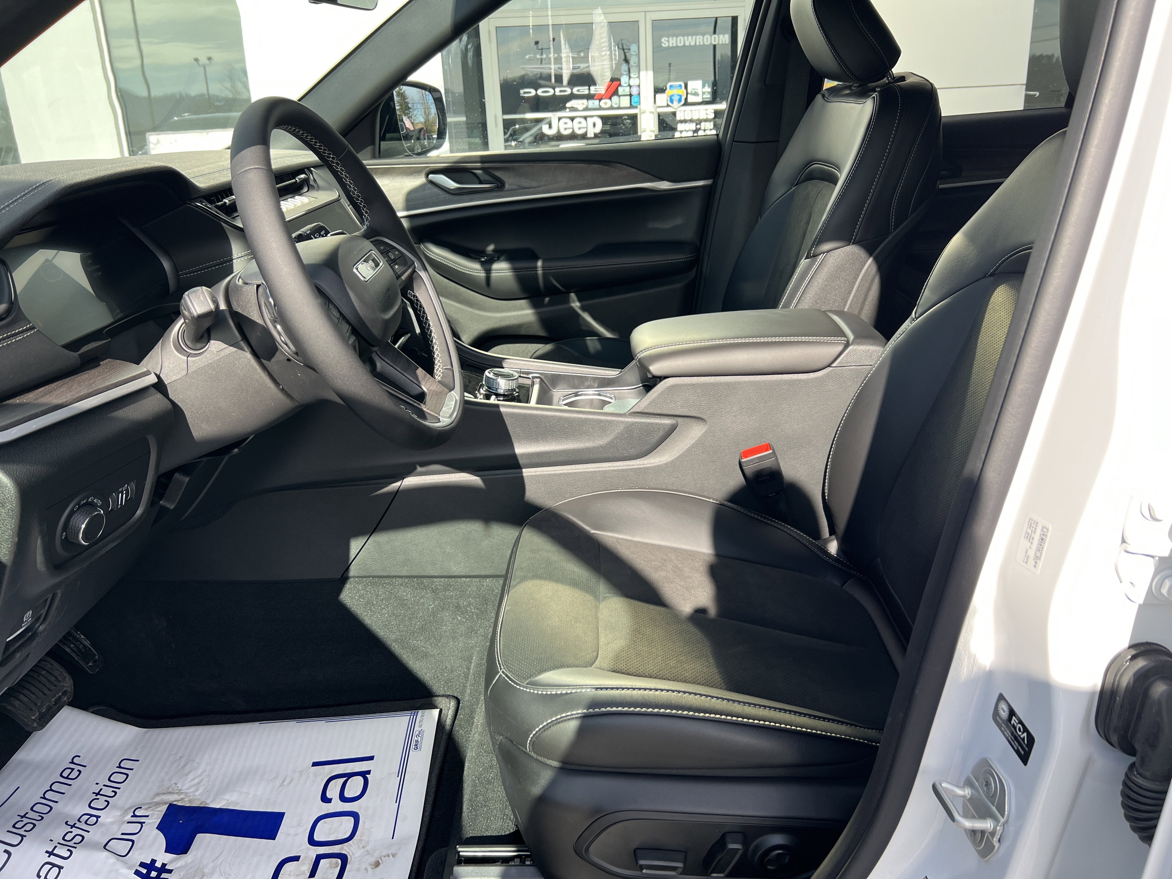 2026 Jeep Grand Cherokee Laredo Altitude