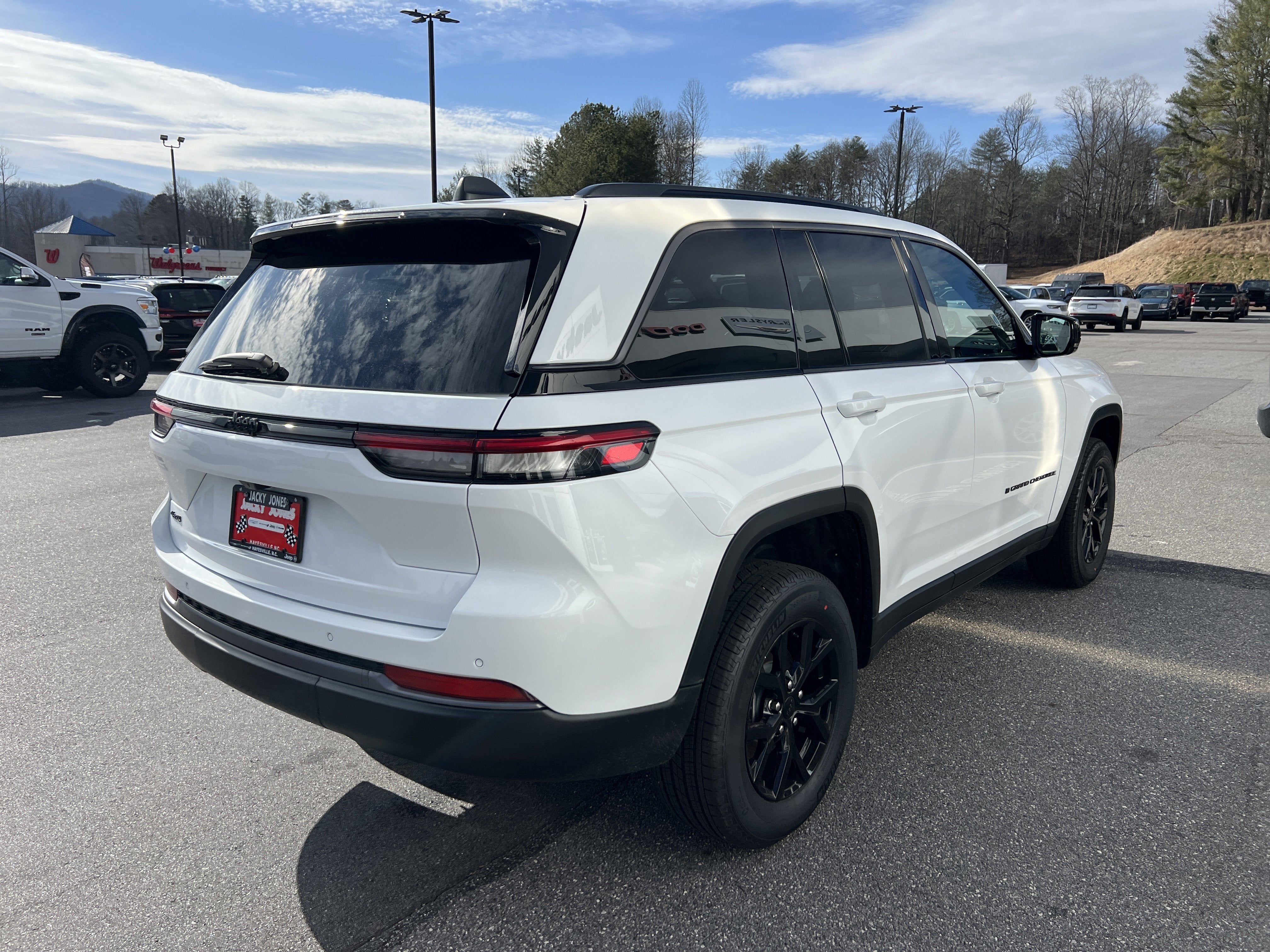 2026 Jeep Grand Cherokee Laredo Altitude