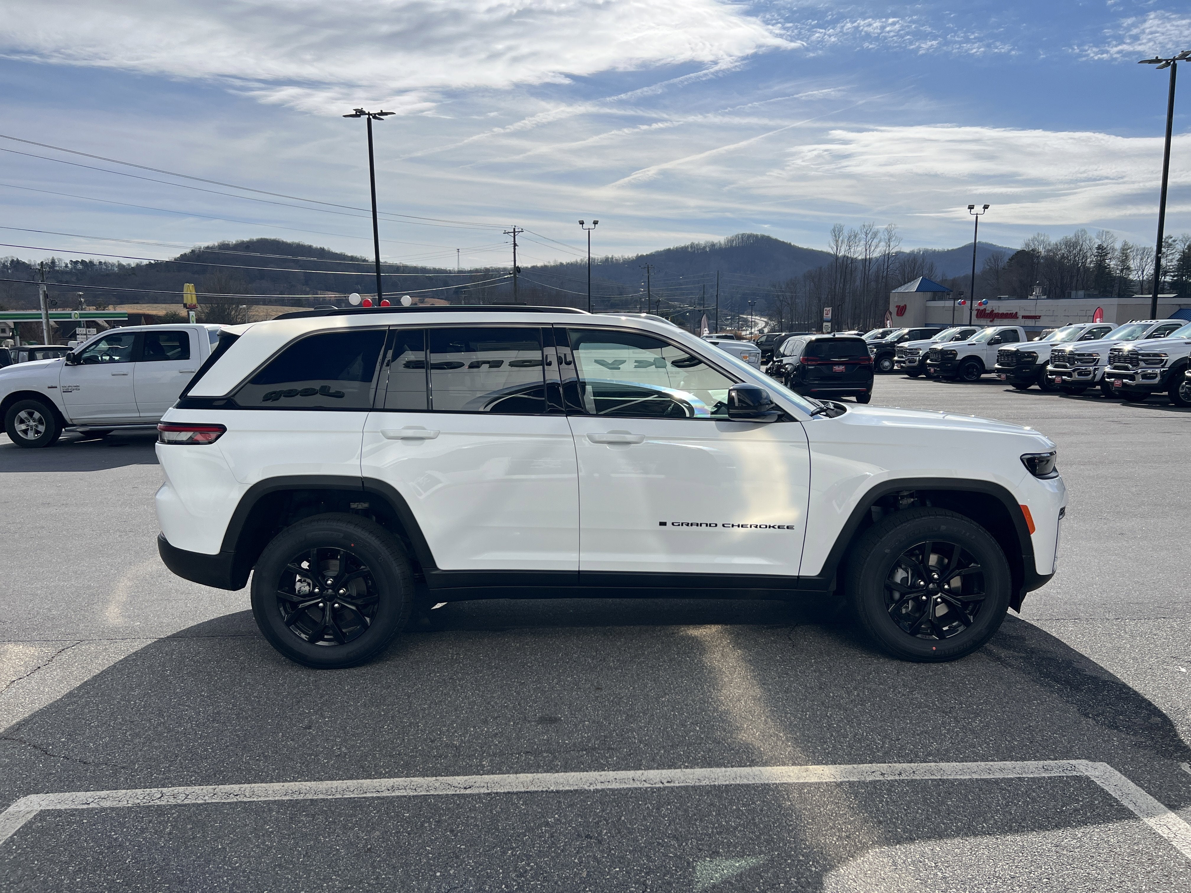 2026 Jeep Grand Cherokee Laredo Altitude