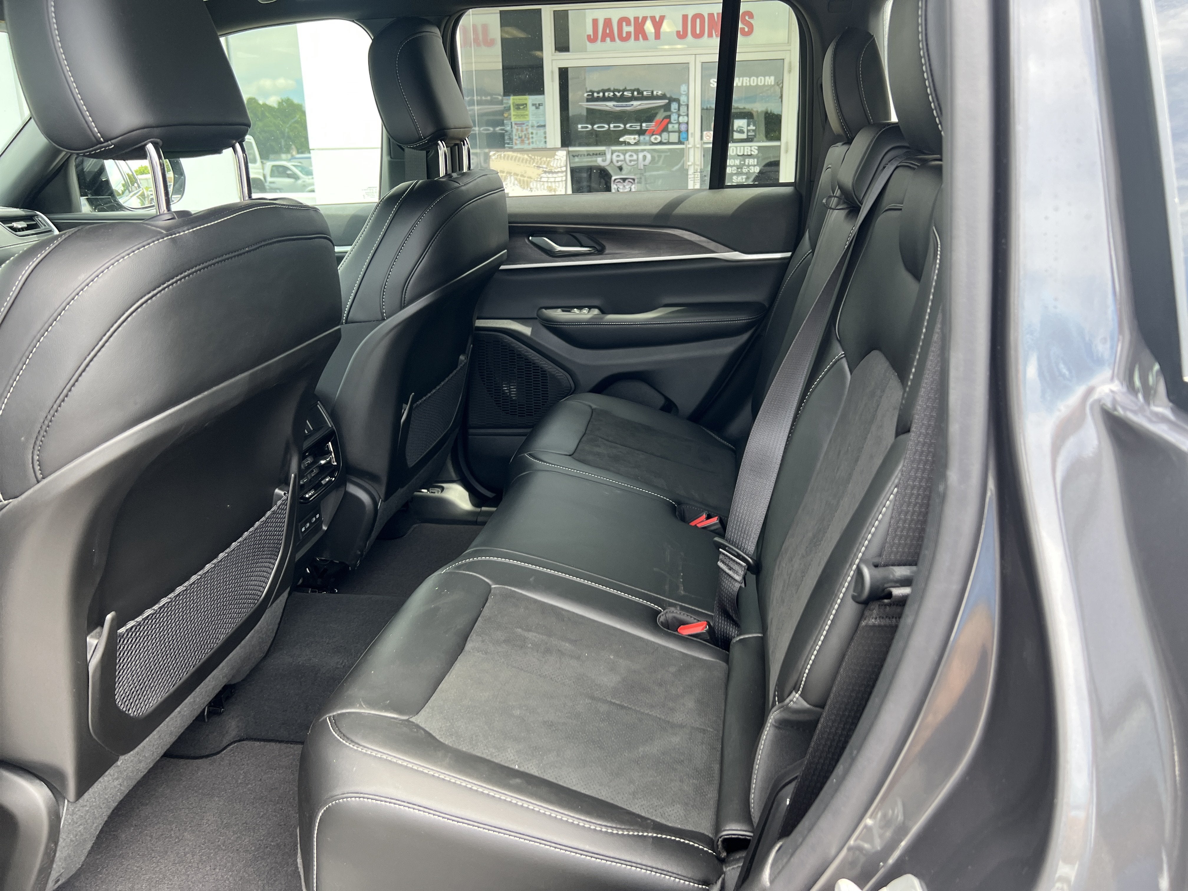 2026 Jeep Grand Cherokee Laredo Altitude