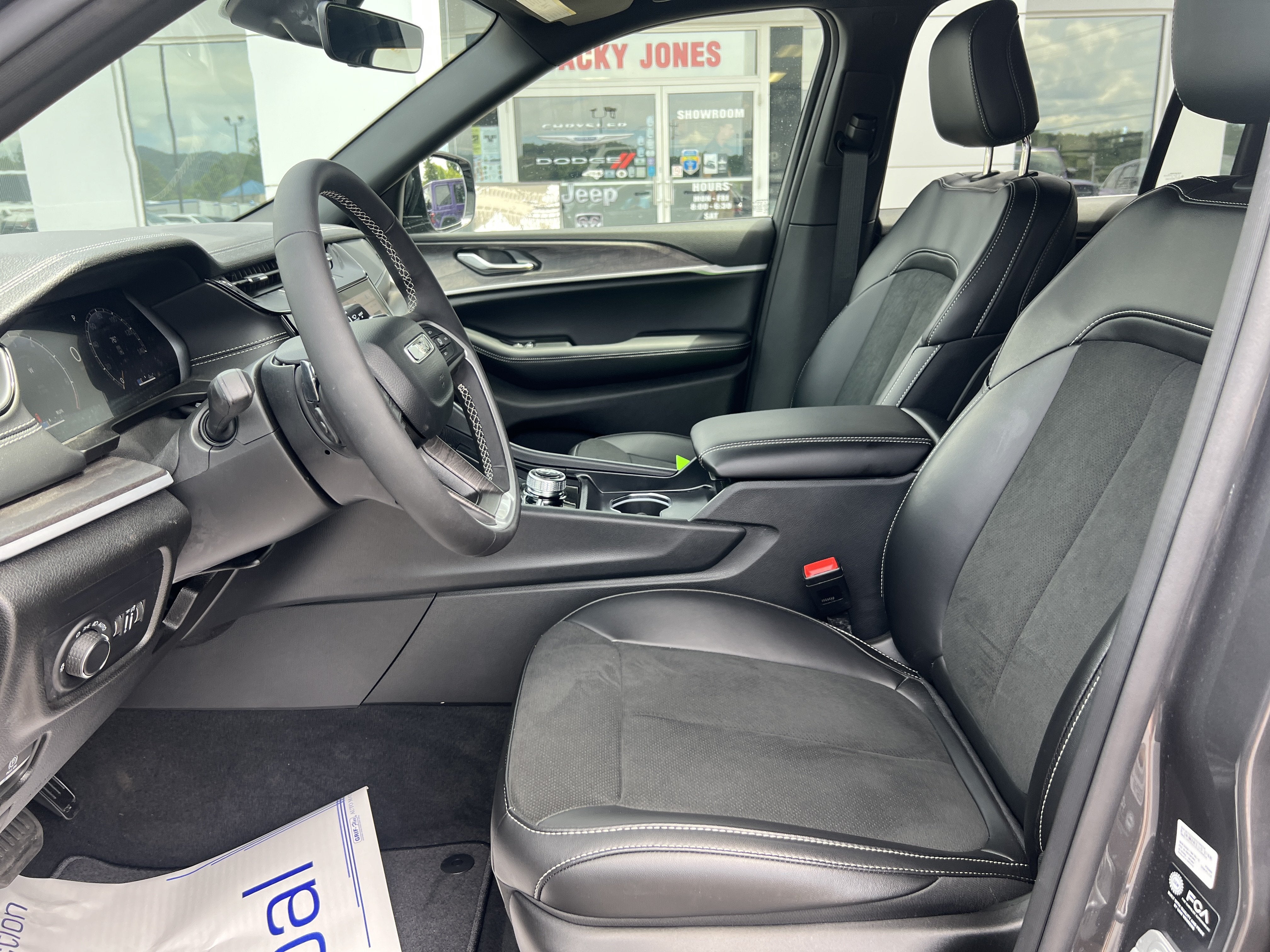 2026 Jeep Grand Cherokee Laredo Altitude
