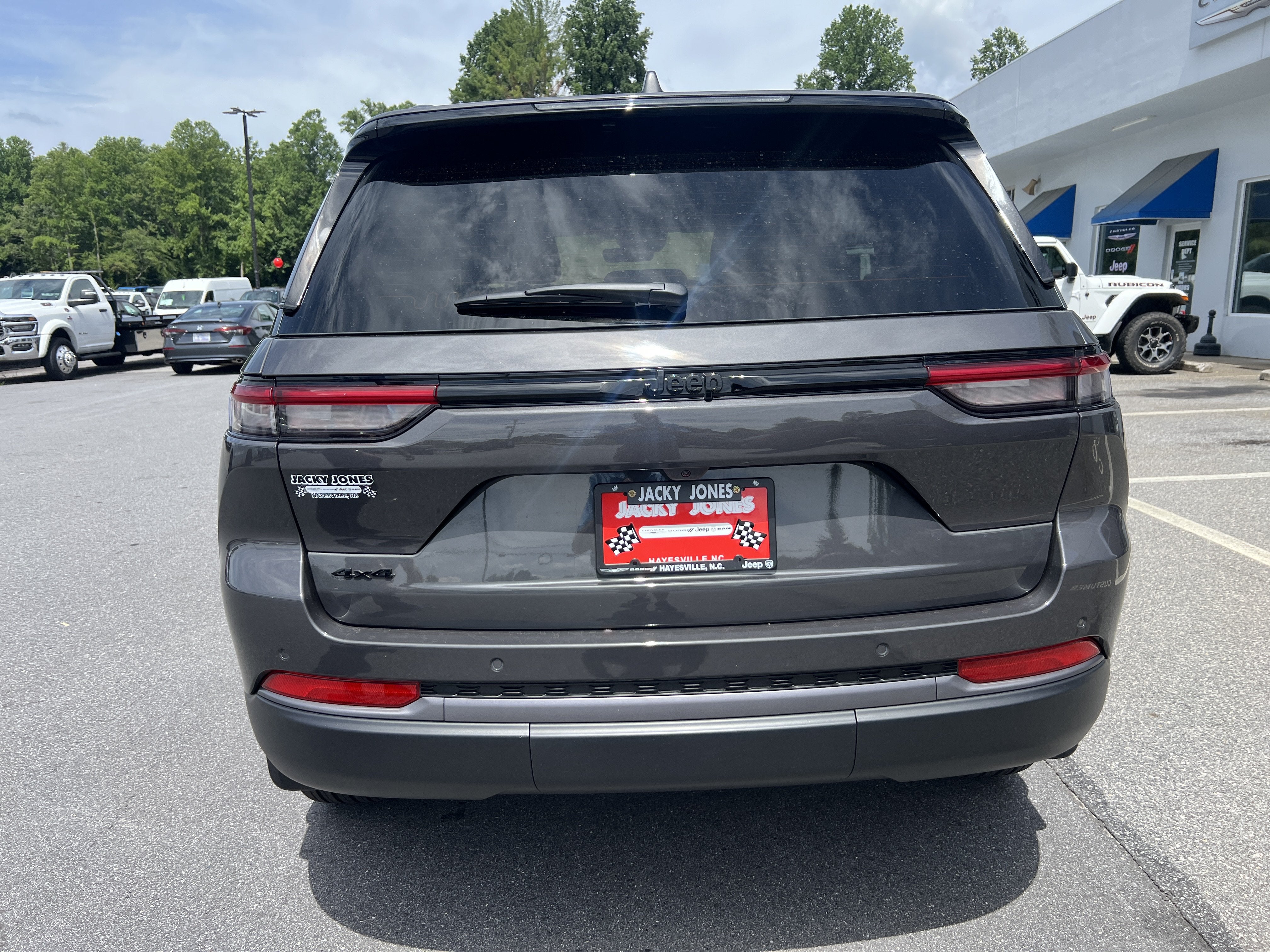 2026 Jeep Grand Cherokee Laredo Altitude
