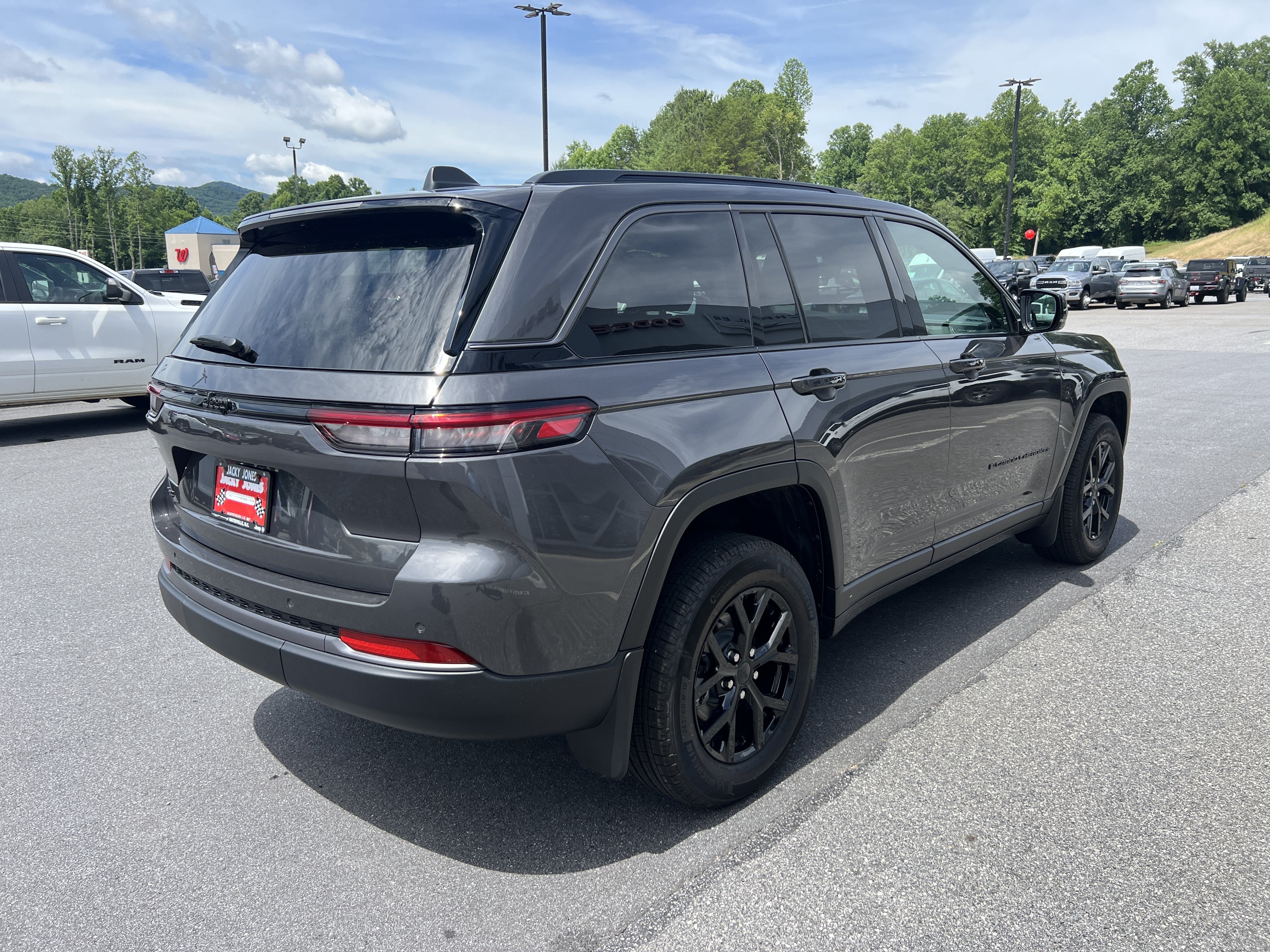 2026 Jeep Grand Cherokee Laredo Altitude