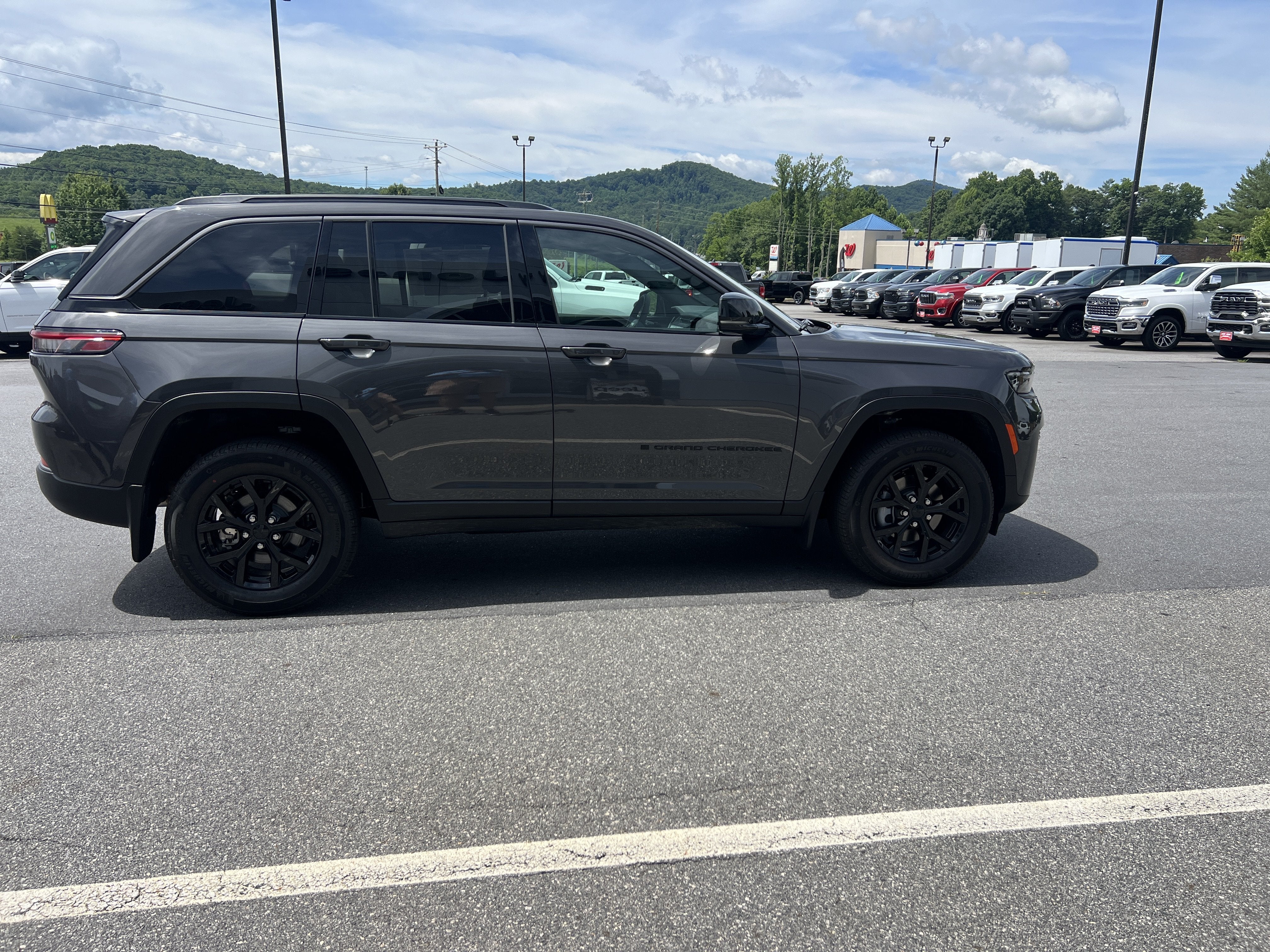 2026 Jeep Grand Cherokee Laredo Altitude