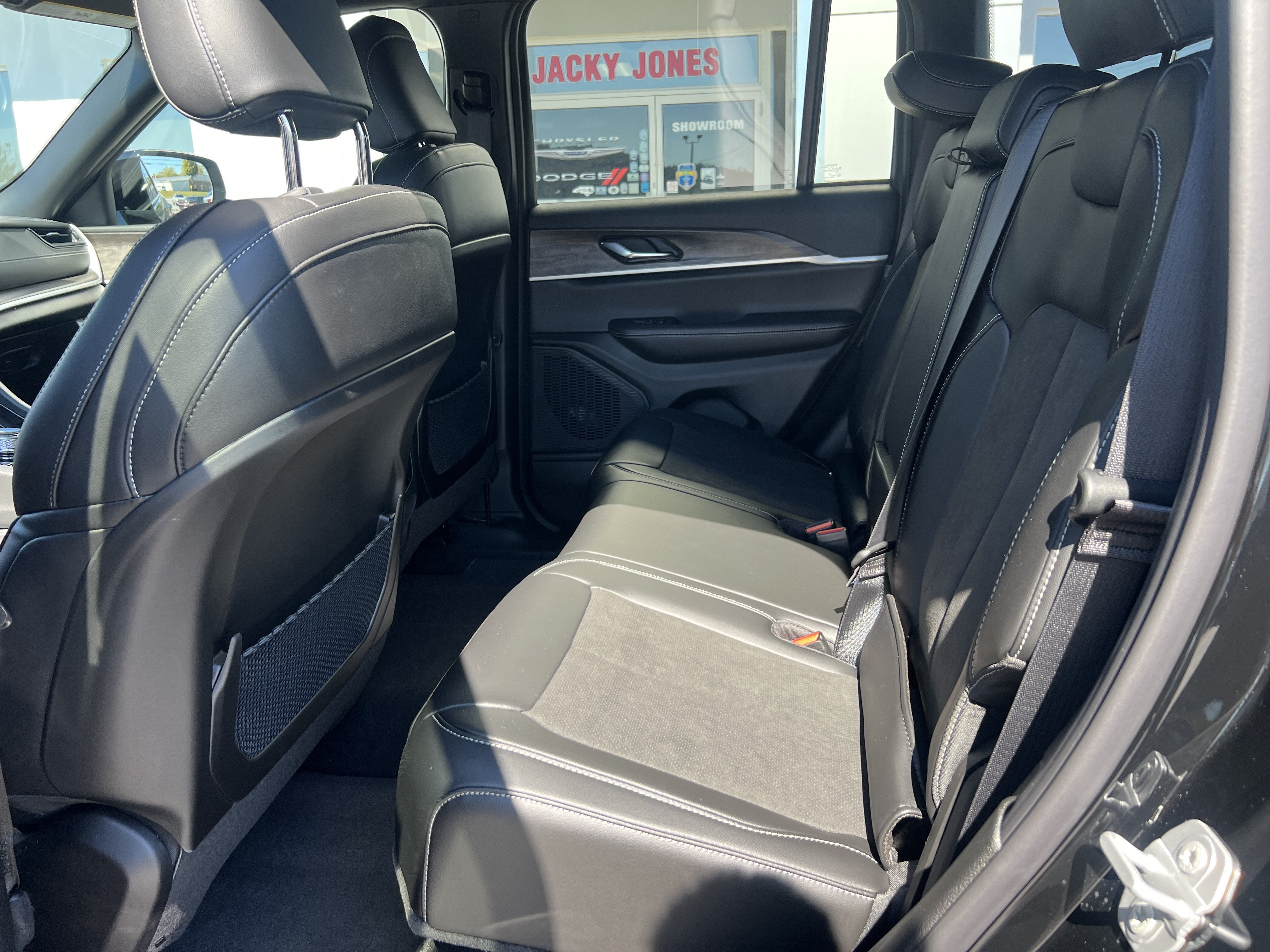 2027 Jeep Grand Cherokee Laredo Altitude