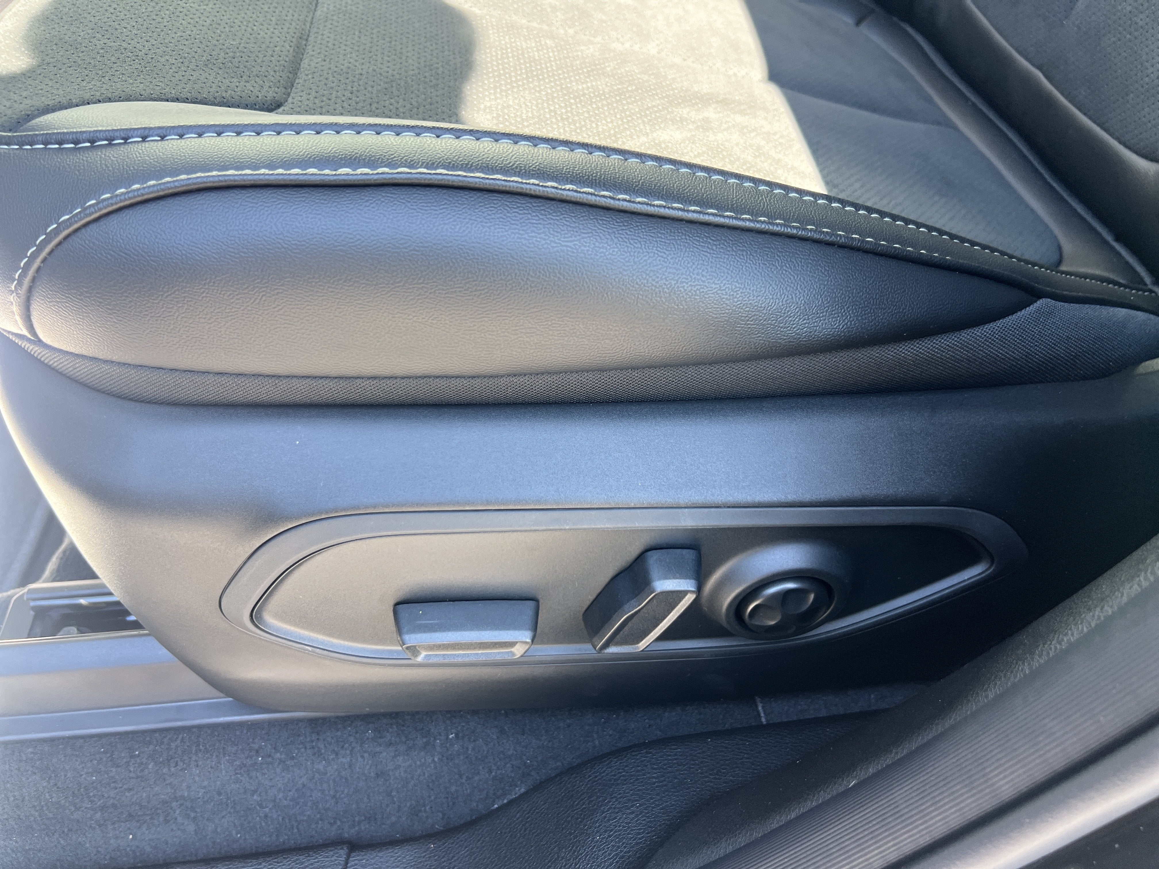 2027 Jeep Grand Cherokee Laredo Altitude