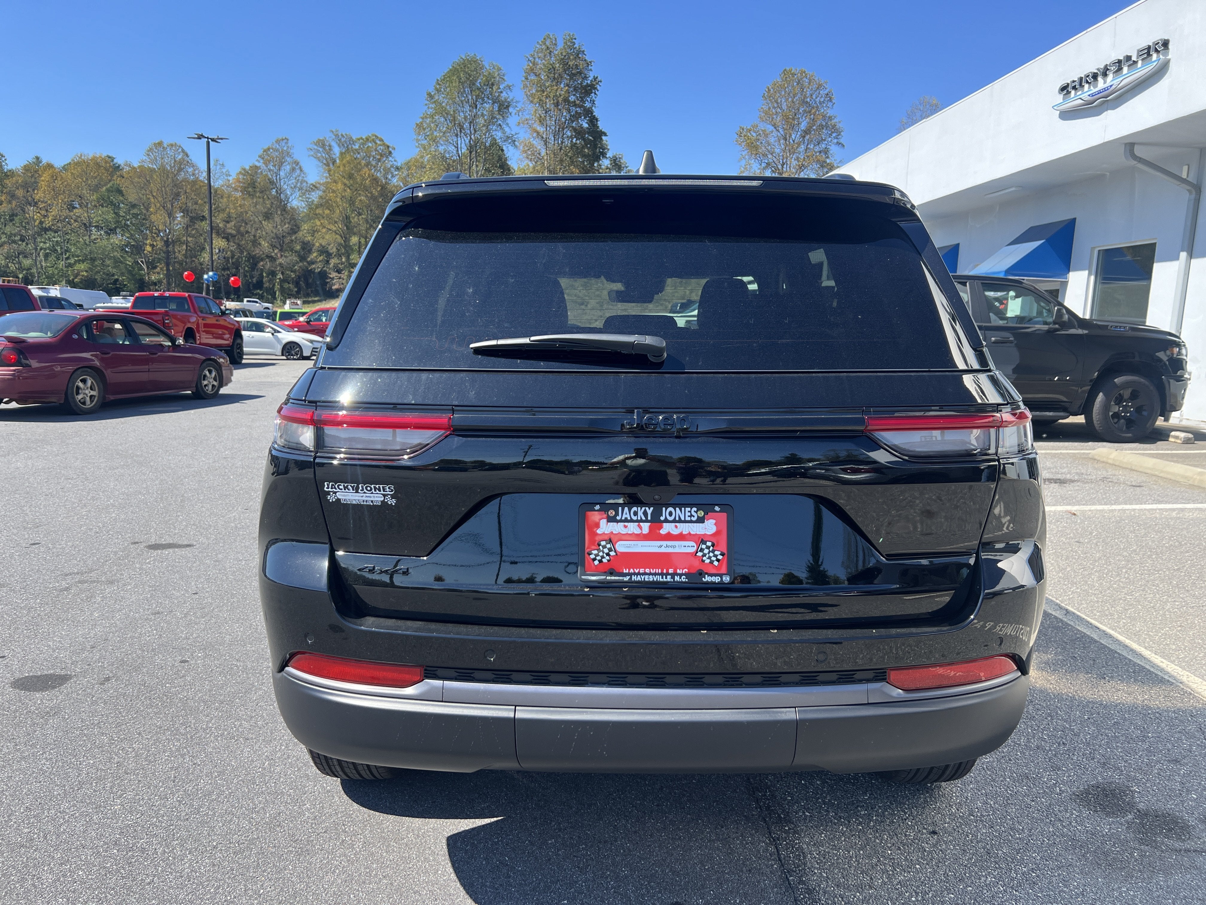 2027 Jeep Grand Cherokee Laredo Altitude