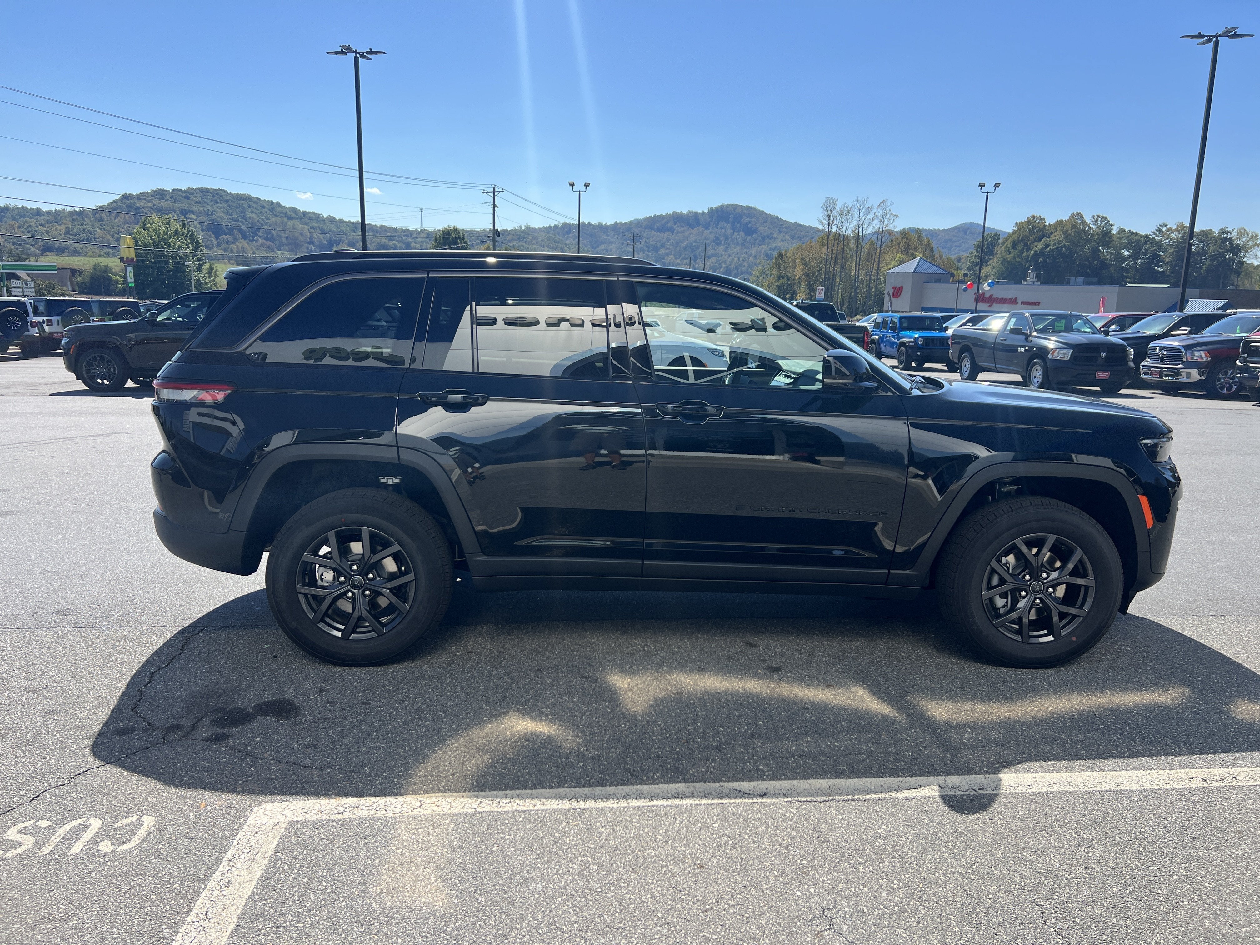 2027 Jeep Grand Cherokee Laredo Altitude