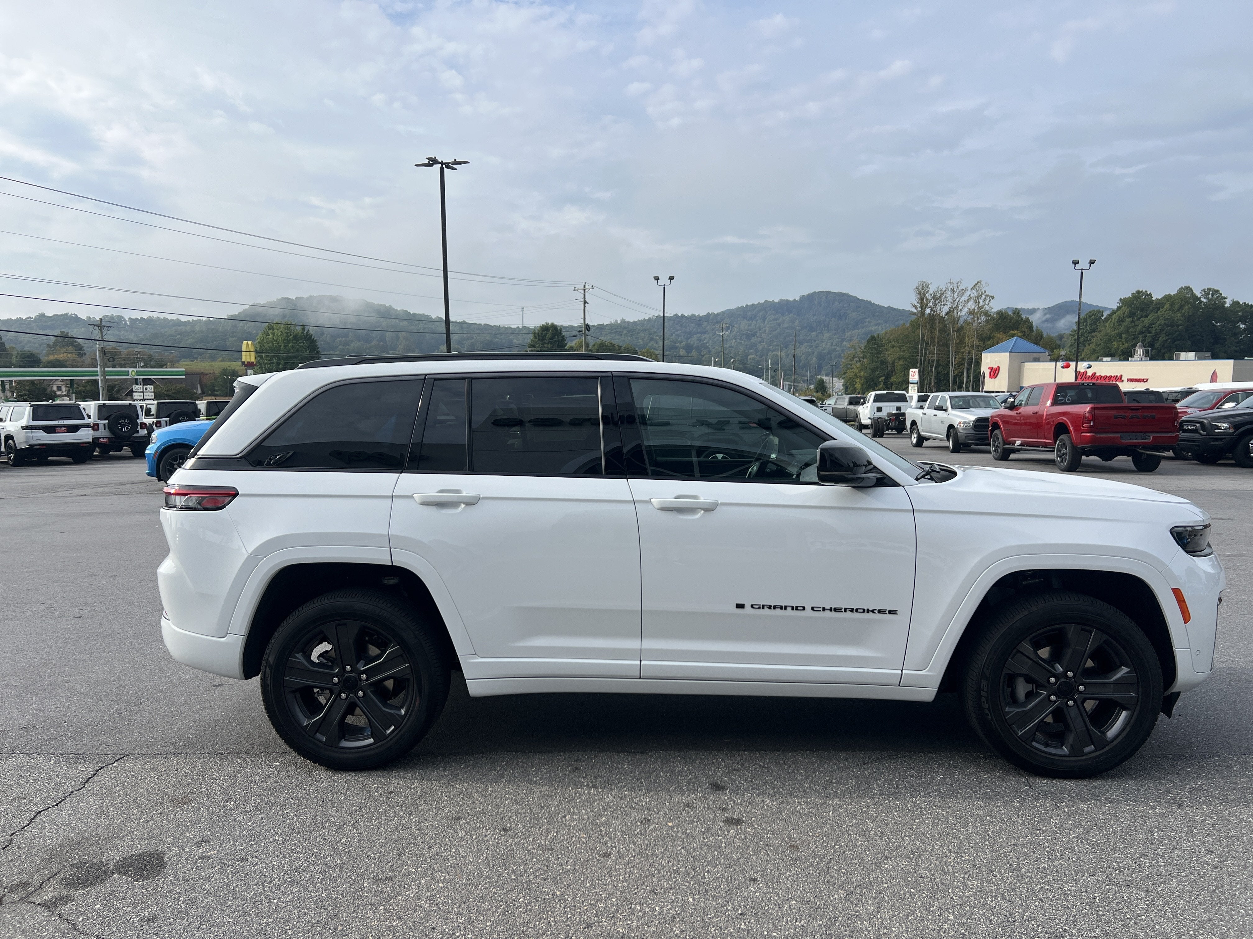 2027 Jeep Grand Cherokee Limited Reserve