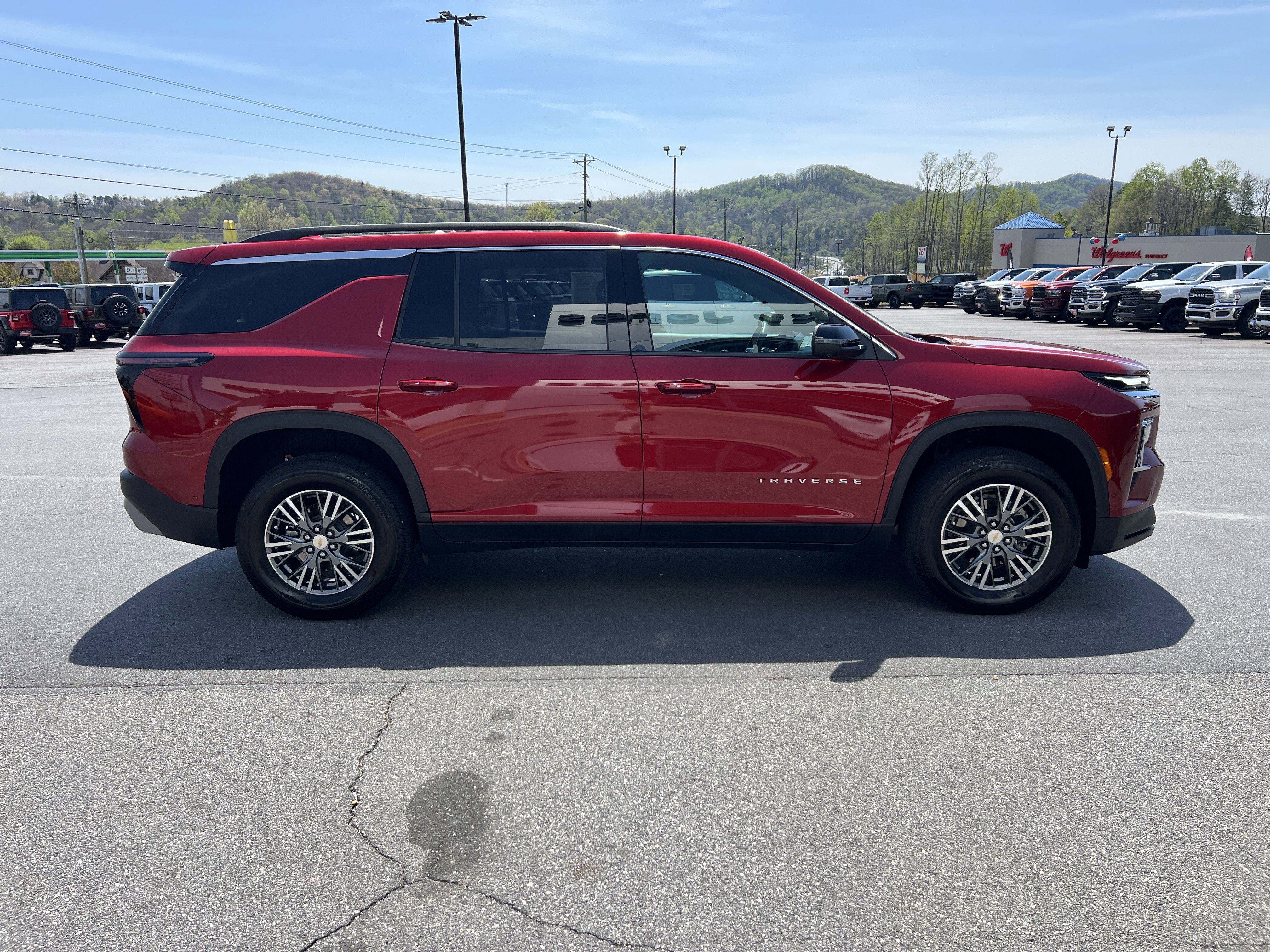 2024 Chevrolet Traverse FWD LT