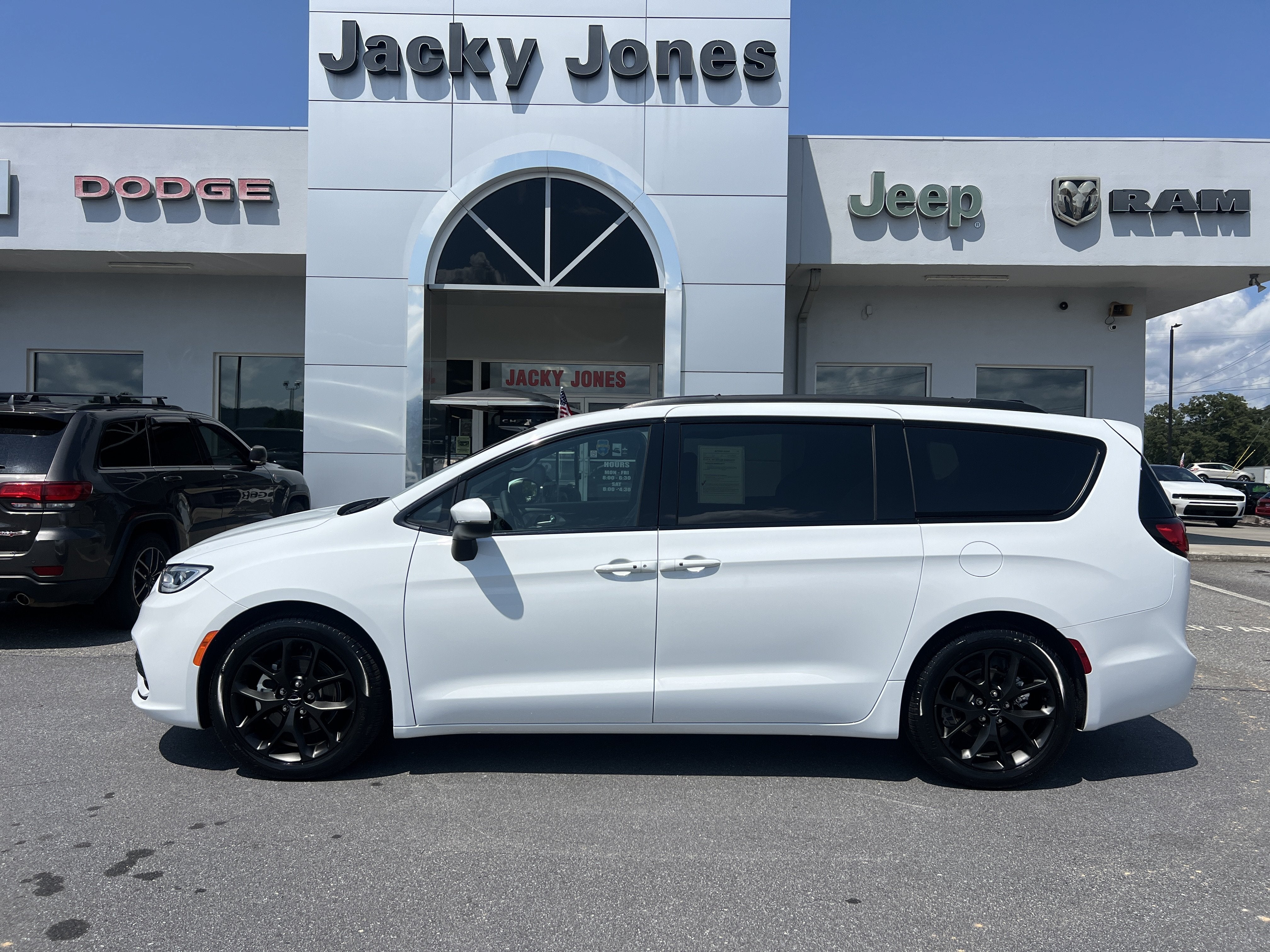 2023 Chrysler Pacifica Touring L