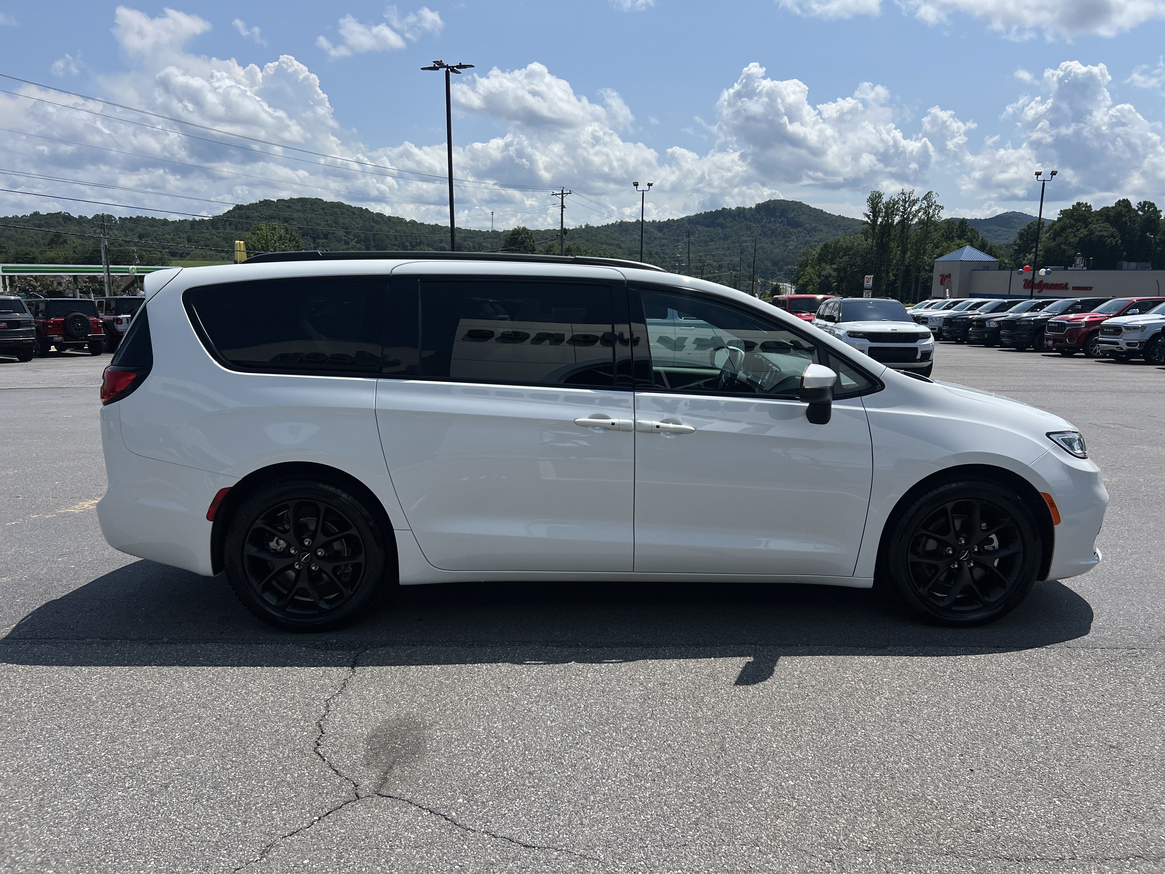 2023 Chrysler Pacifica Touring L