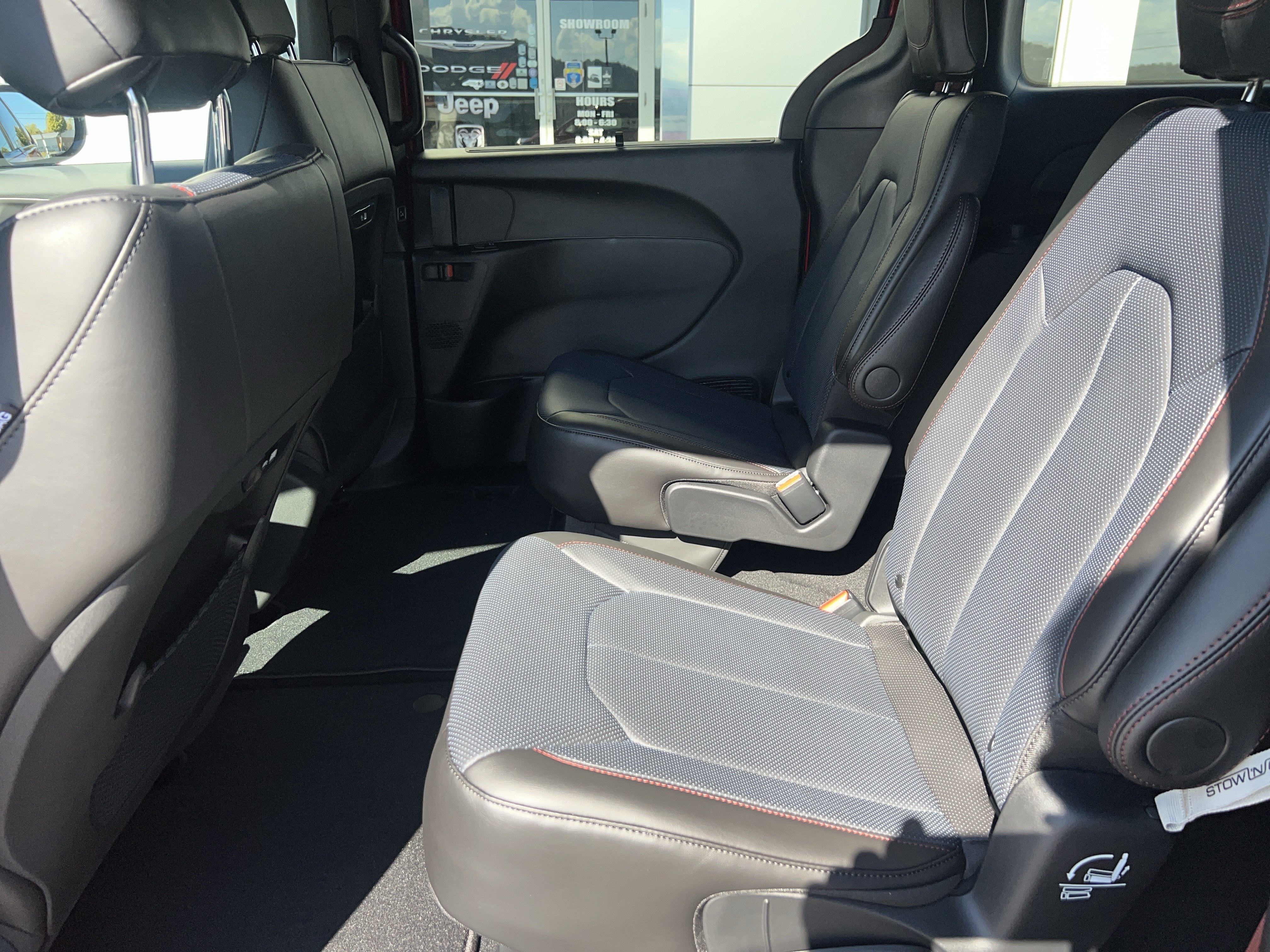 2027 Chrysler Pacifica Select