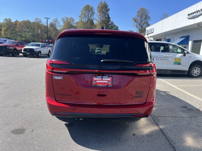 2027 Chrysler Pacifica Select