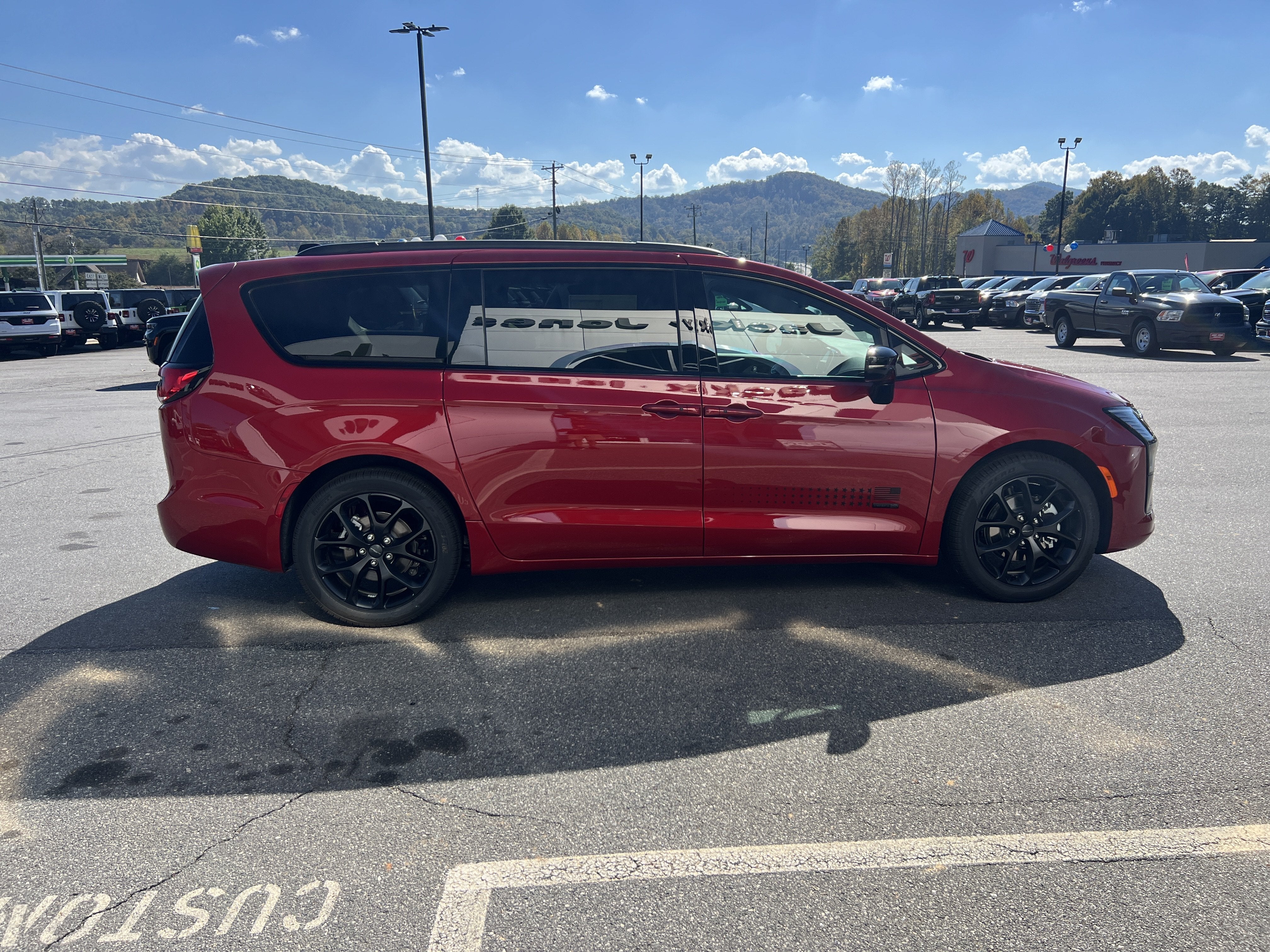 2027 Chrysler Pacifica Select
