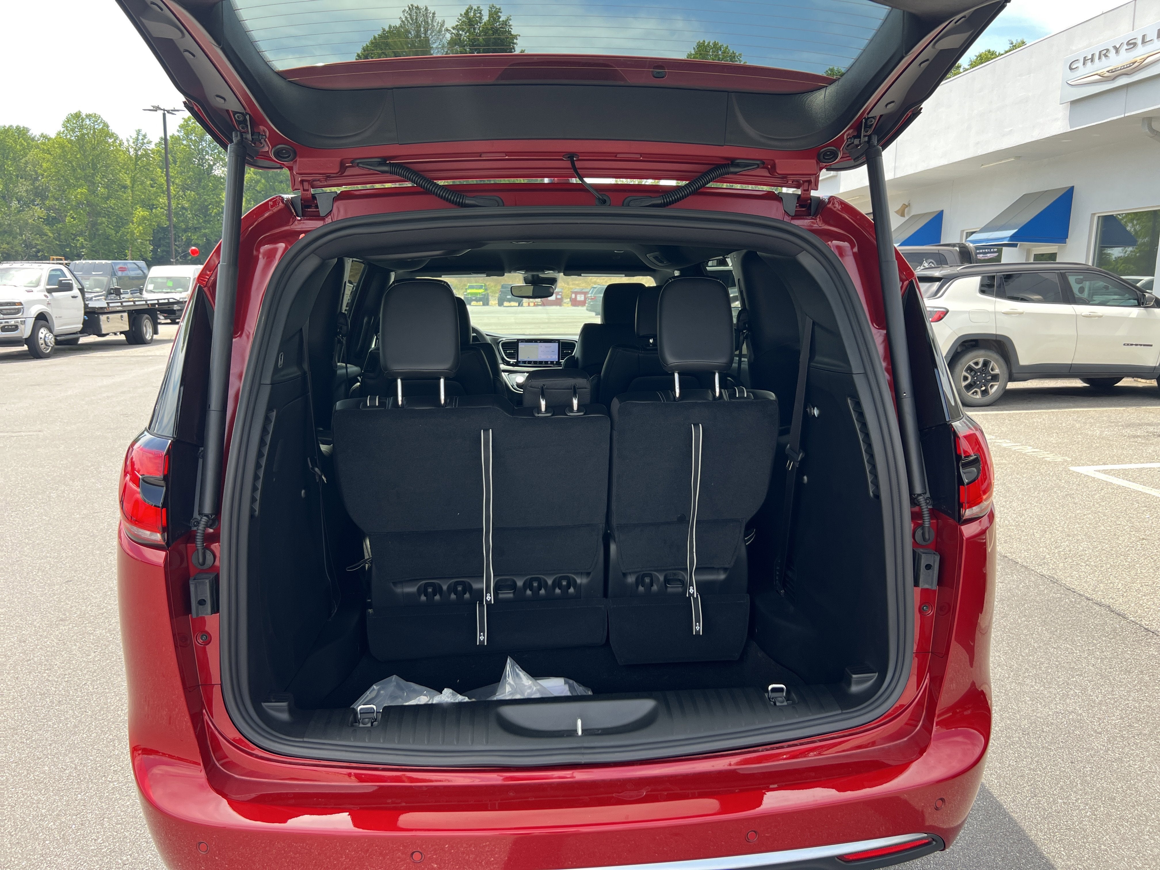 2027 Chrysler Pacifica Select