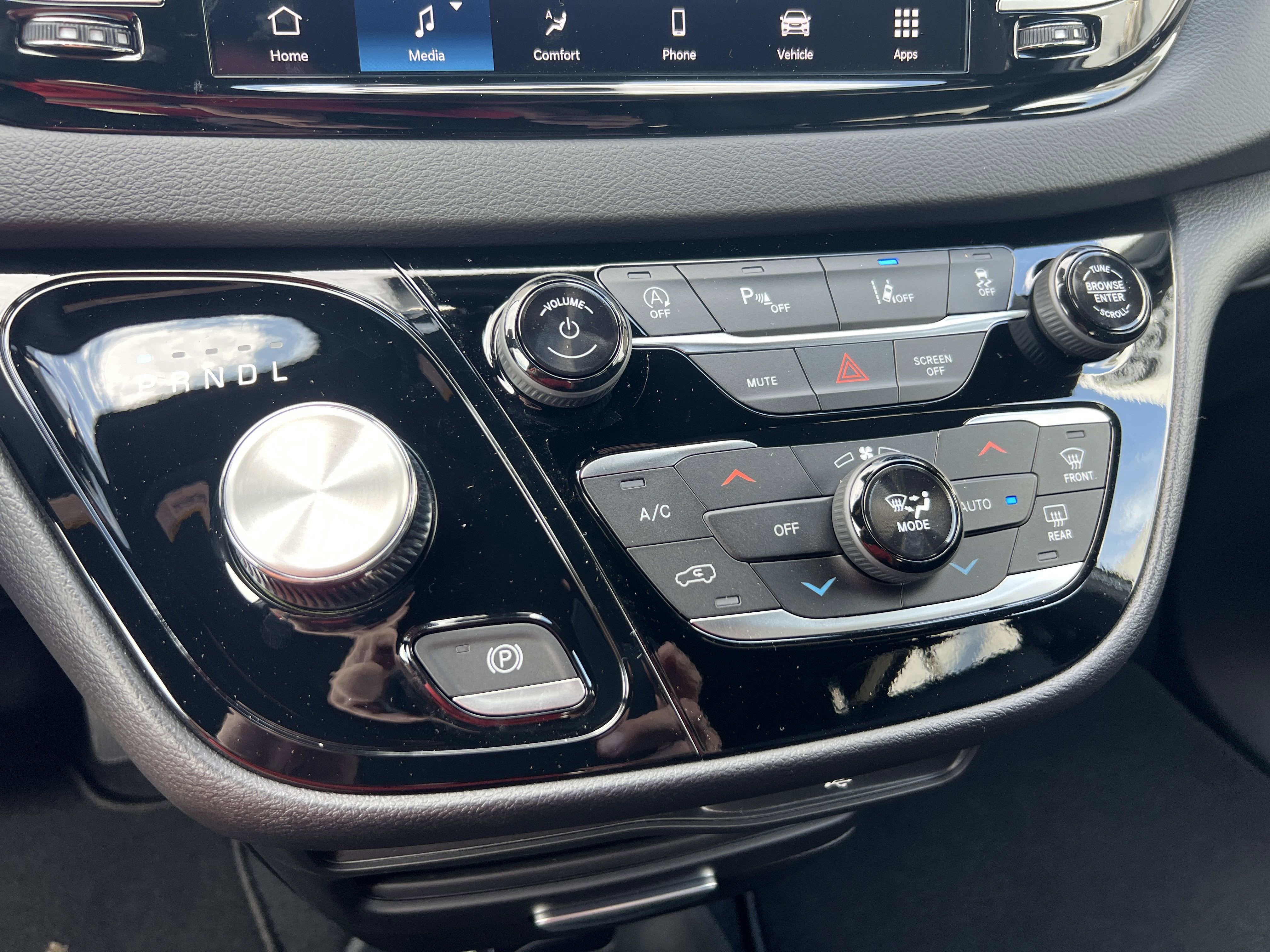 2026 Chrysler Voyager LX