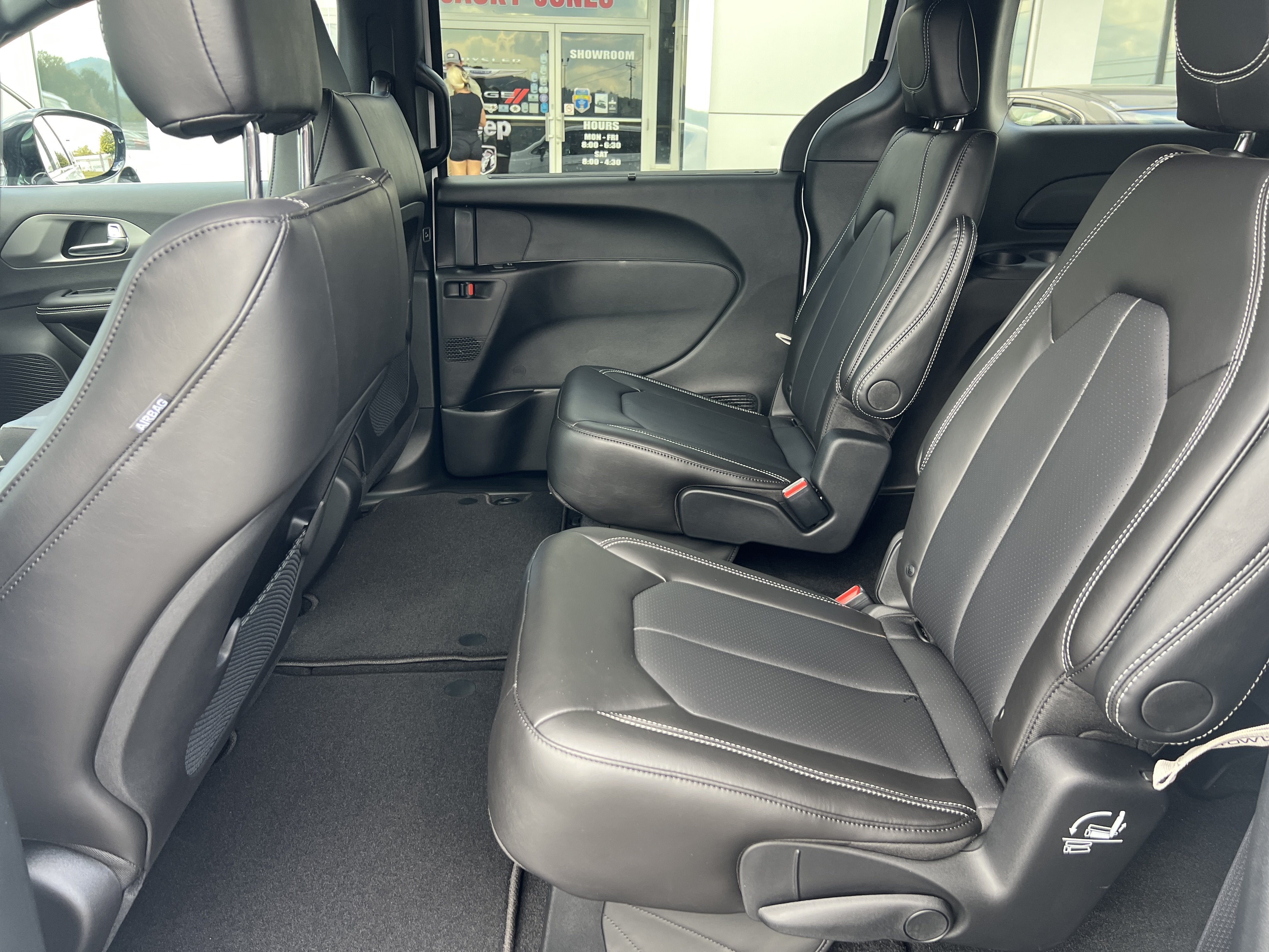 2027 Chrysler Pacifica LX