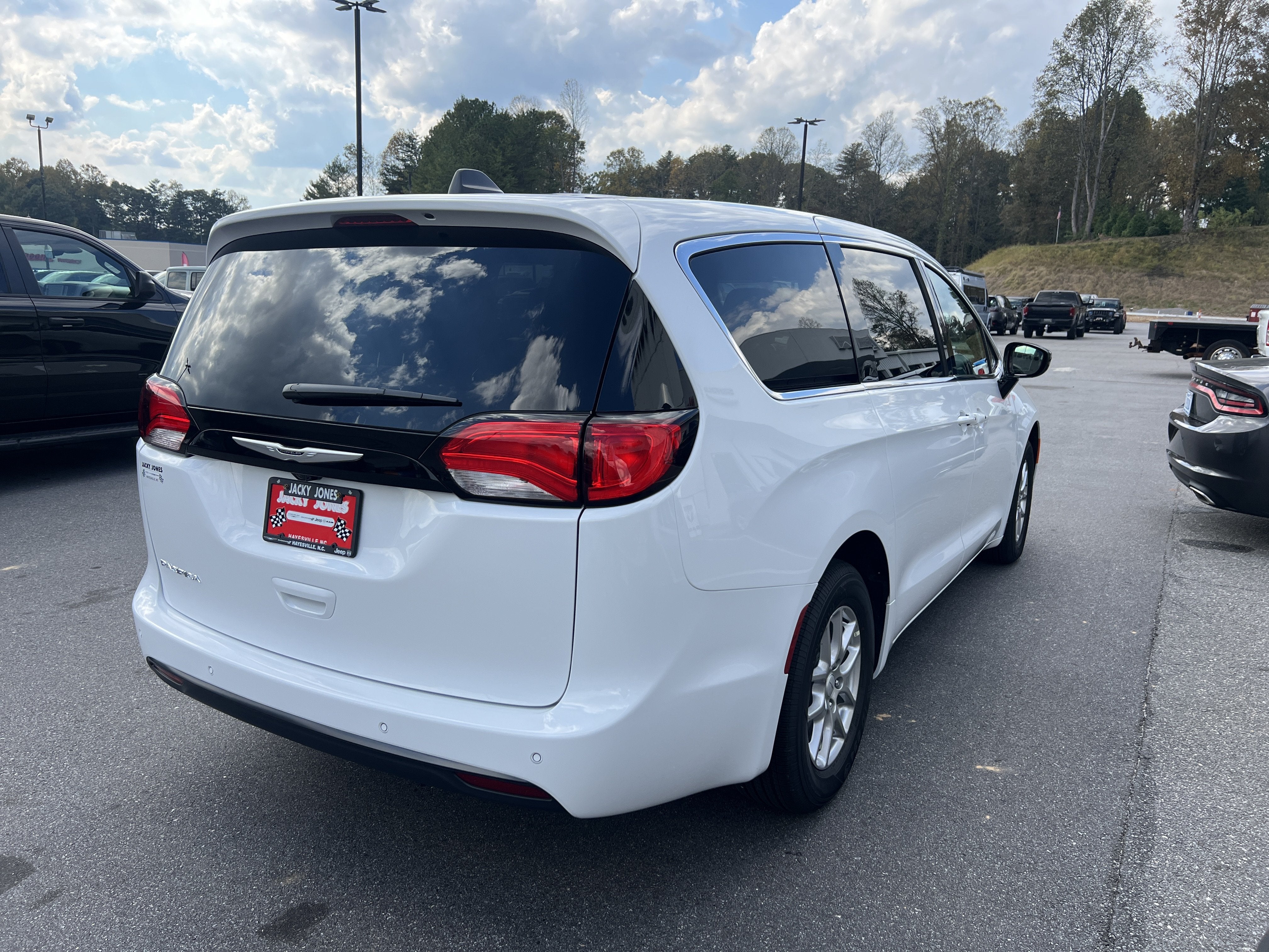 2027 Chrysler Pacifica LX