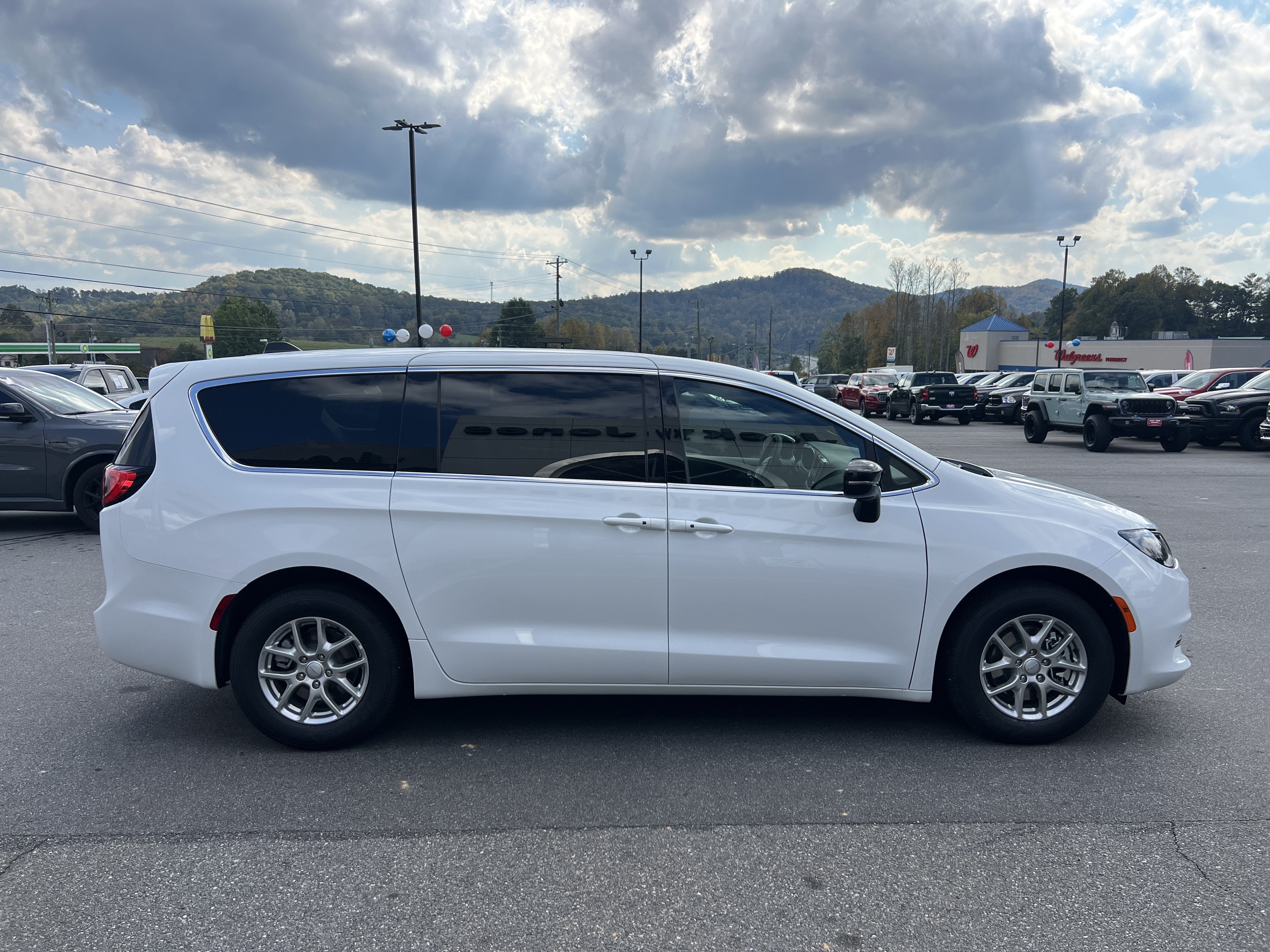 2027 Chrysler Pacifica LX