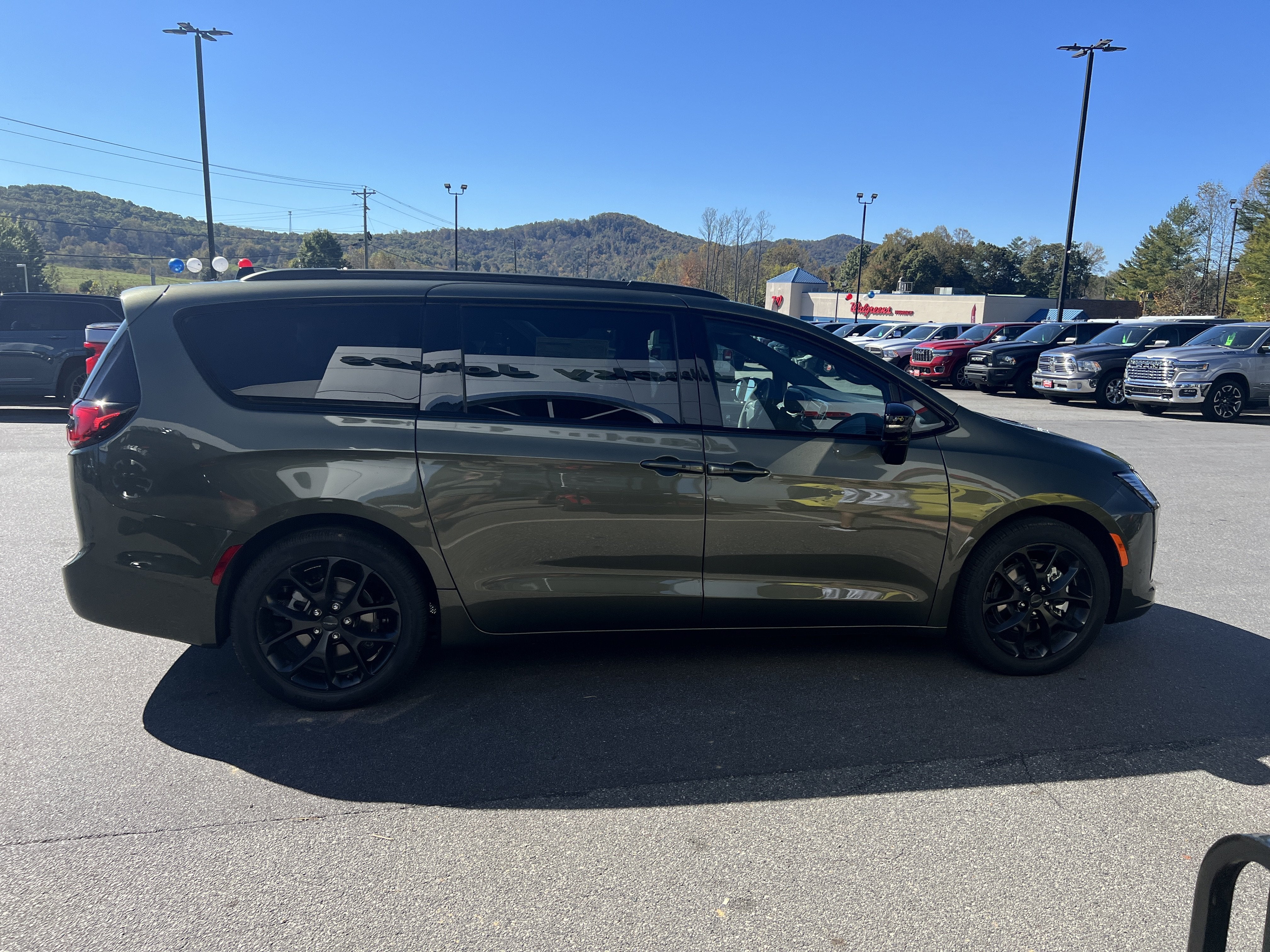 2027 Chrysler Pacifica Limited