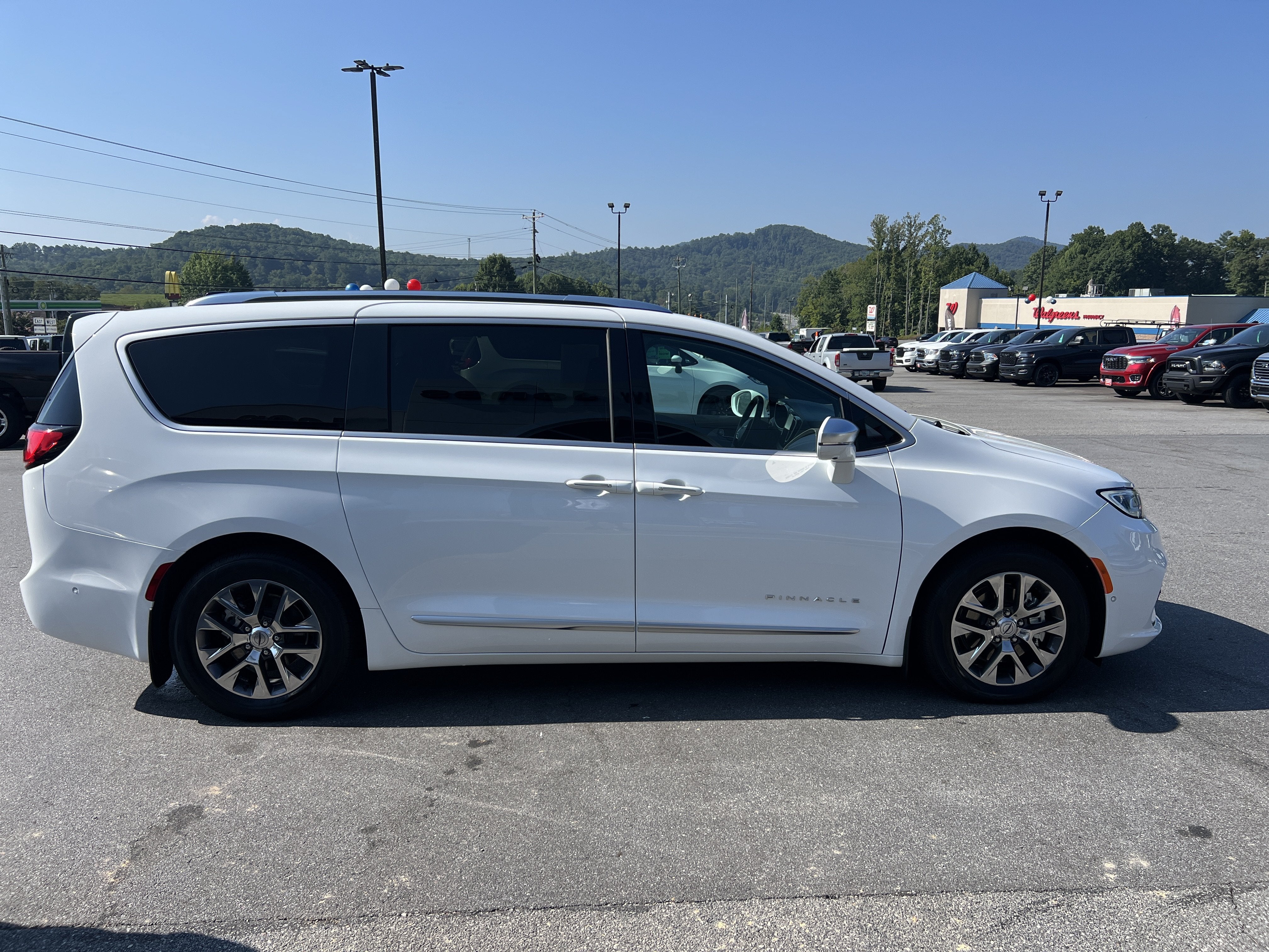 2024 Chrysler Pacifica Hybrid Pinnacle