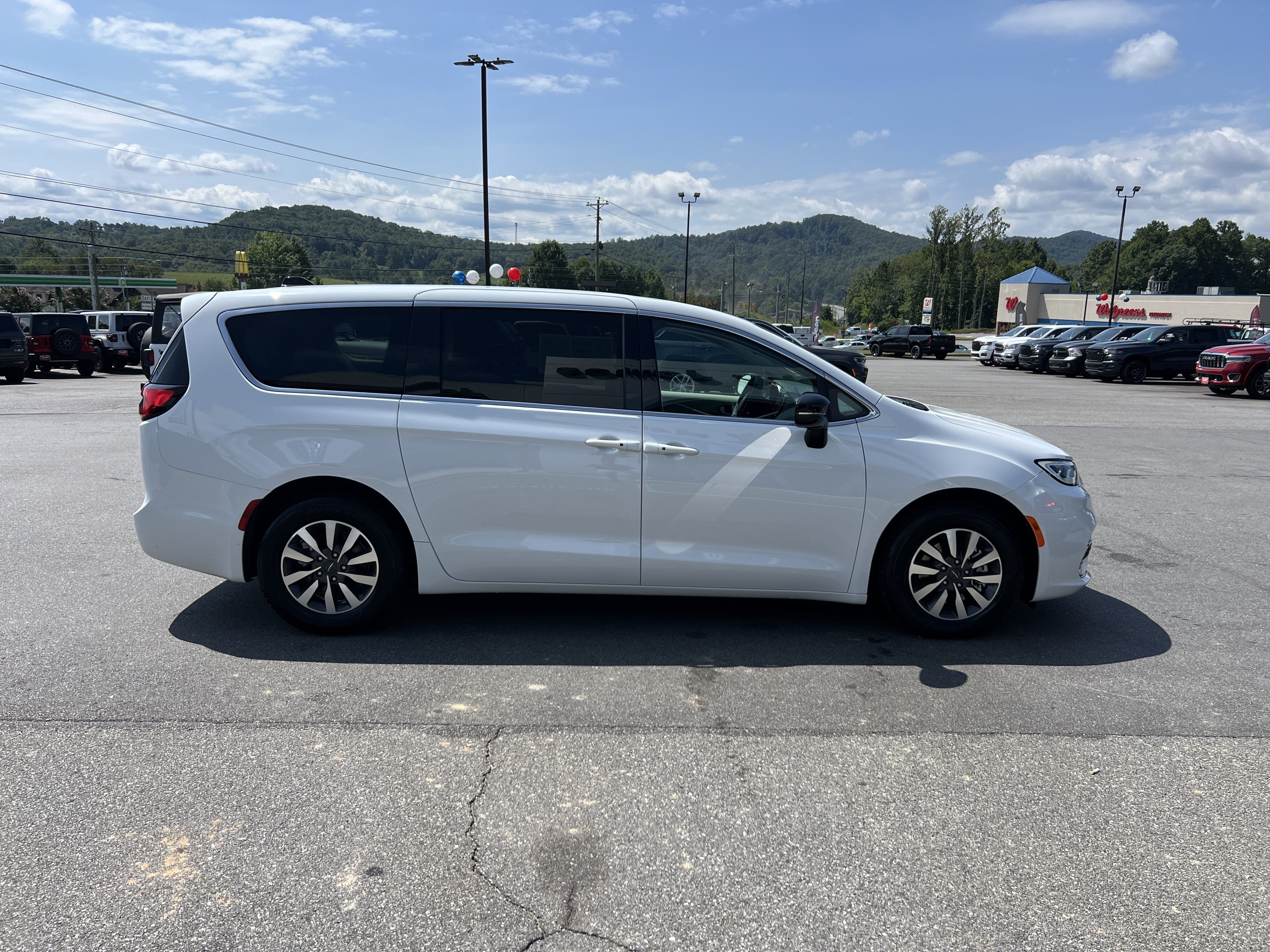 2024 Chrysler Pacifica Hybrid Select