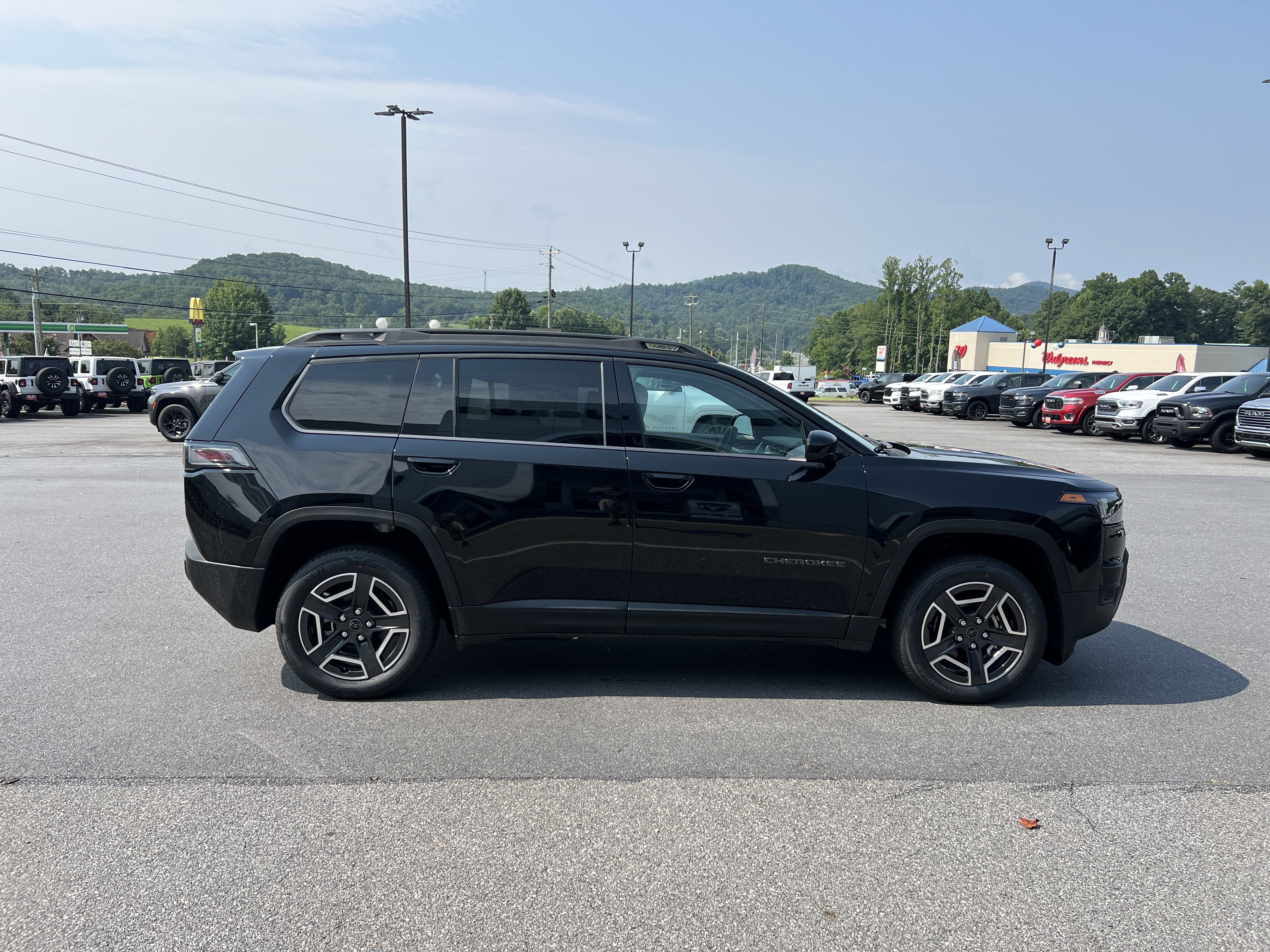 2026 Jeep Cherokee Laredo