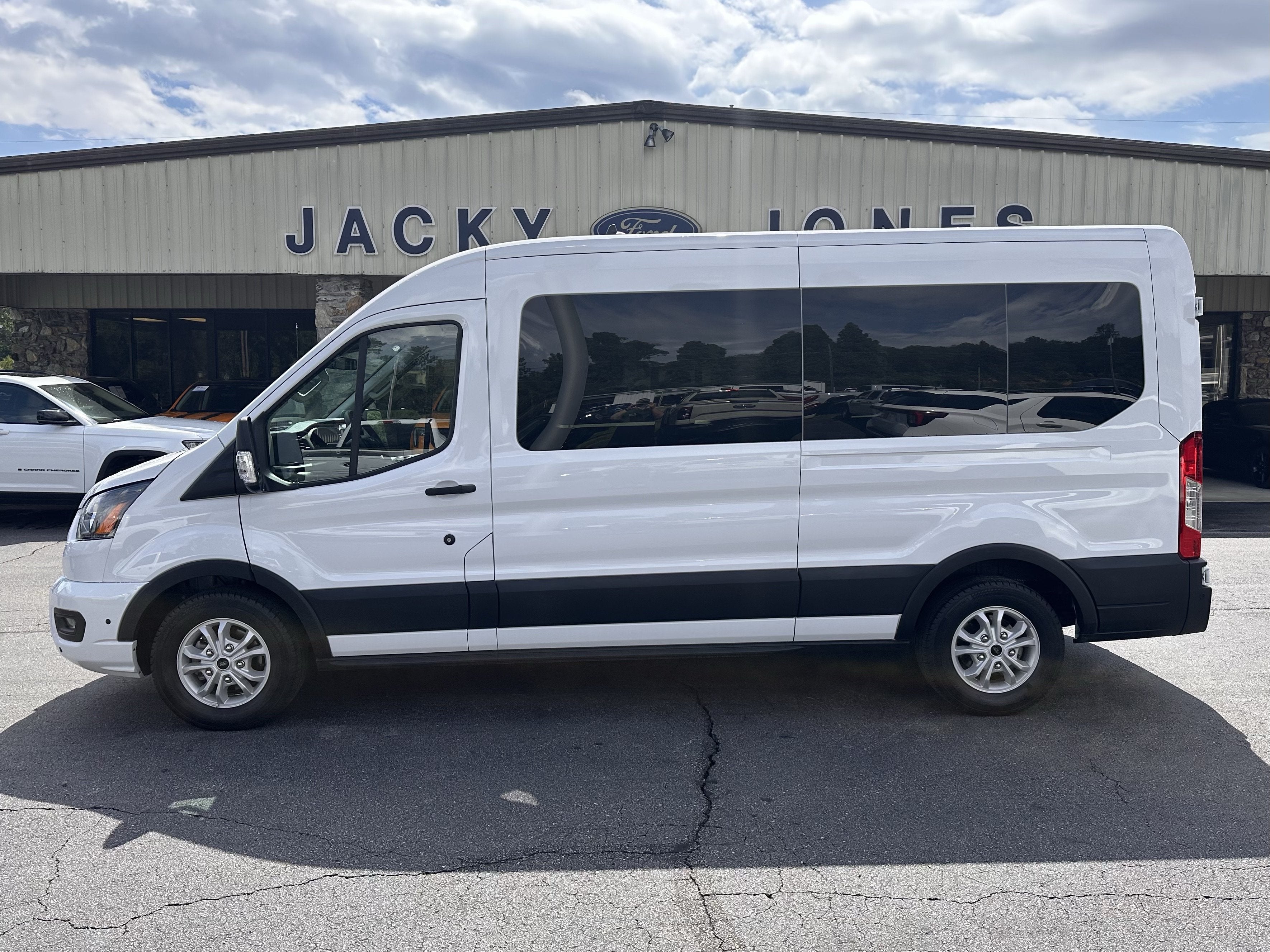 2025 Ford Transit Passenger Wagon XLT