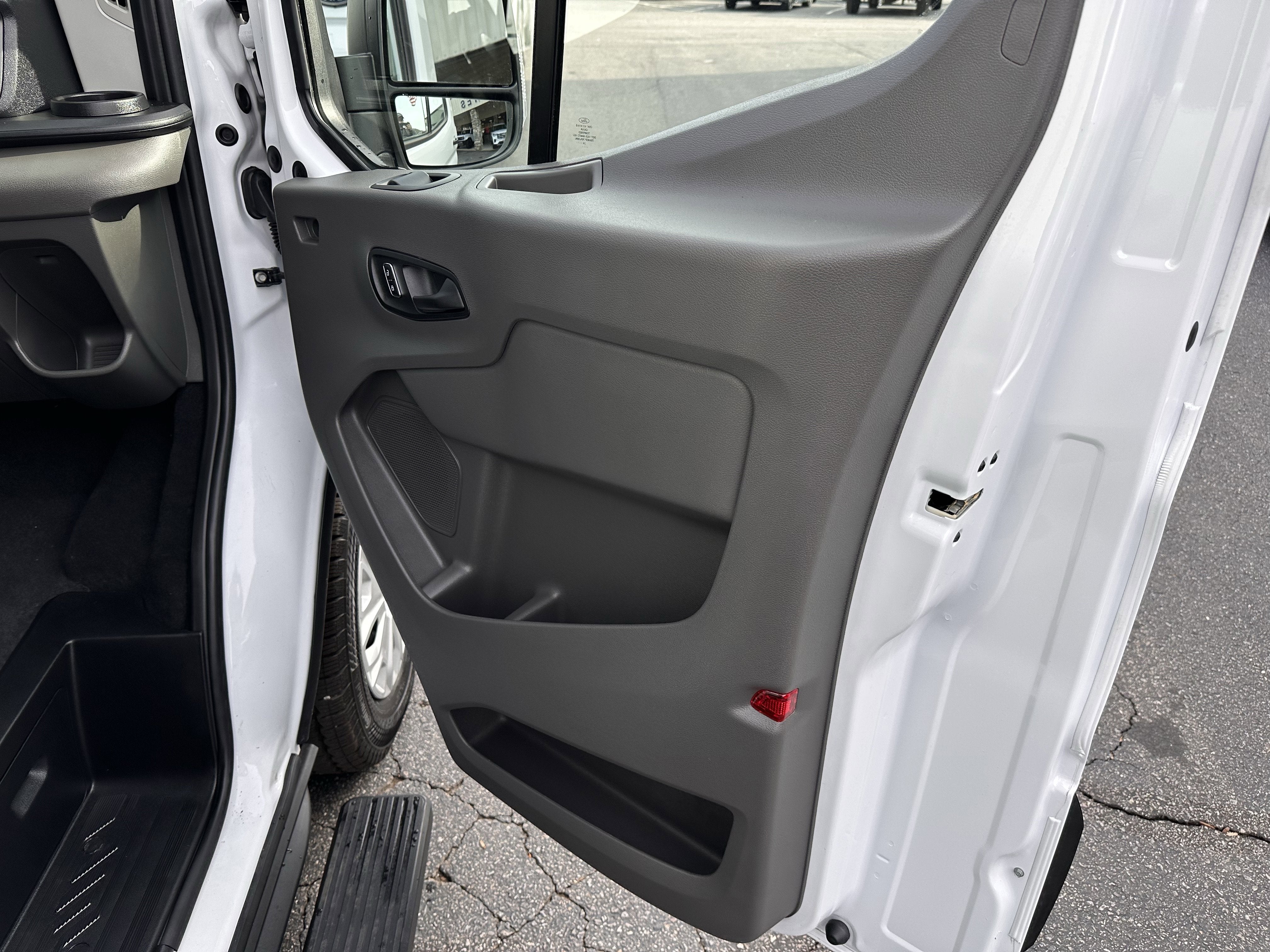 2024 Ford Transit MR Passenger Wagon XLT