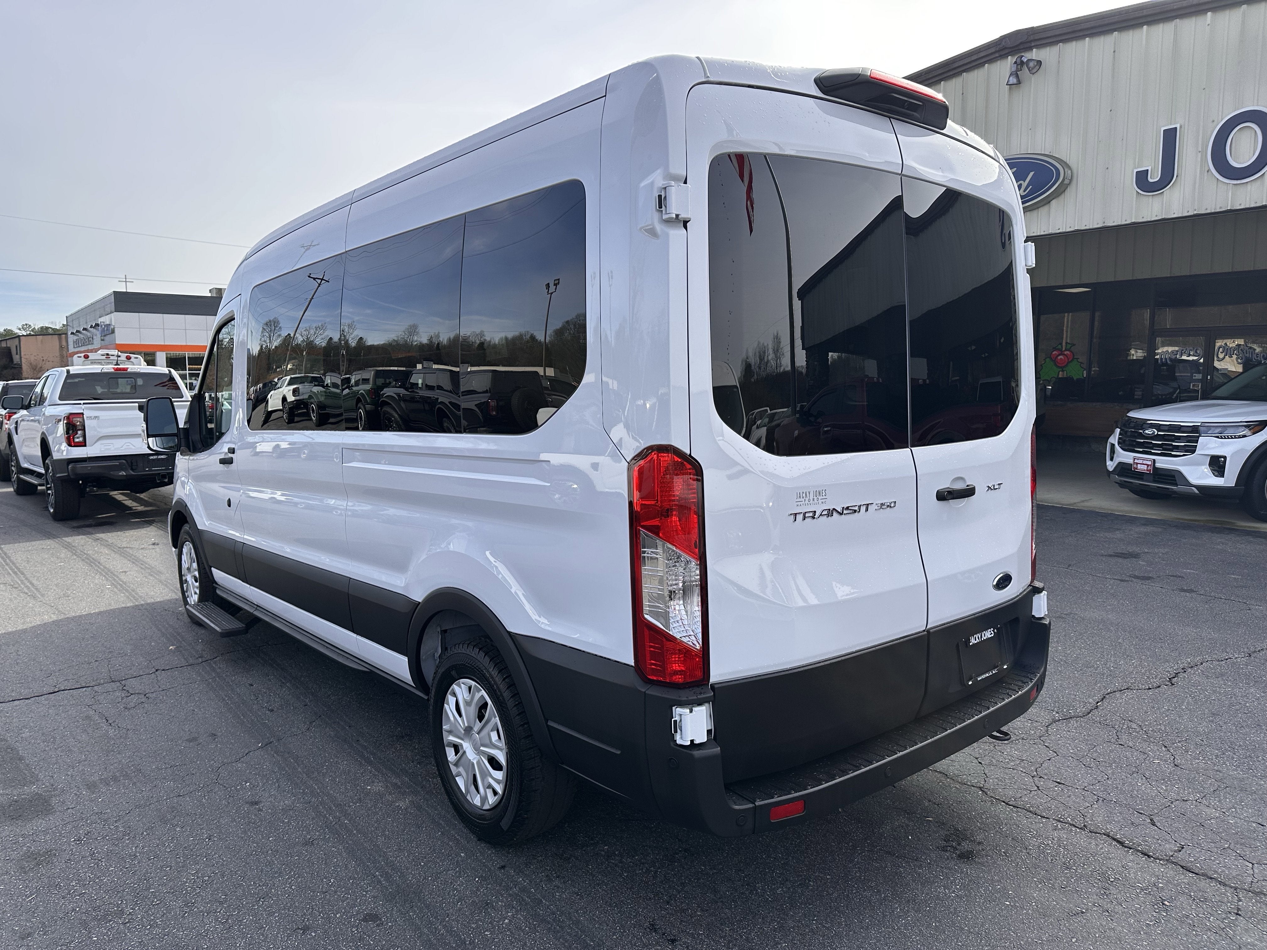 2024 Ford Transit MR Passenger Wagon XLT