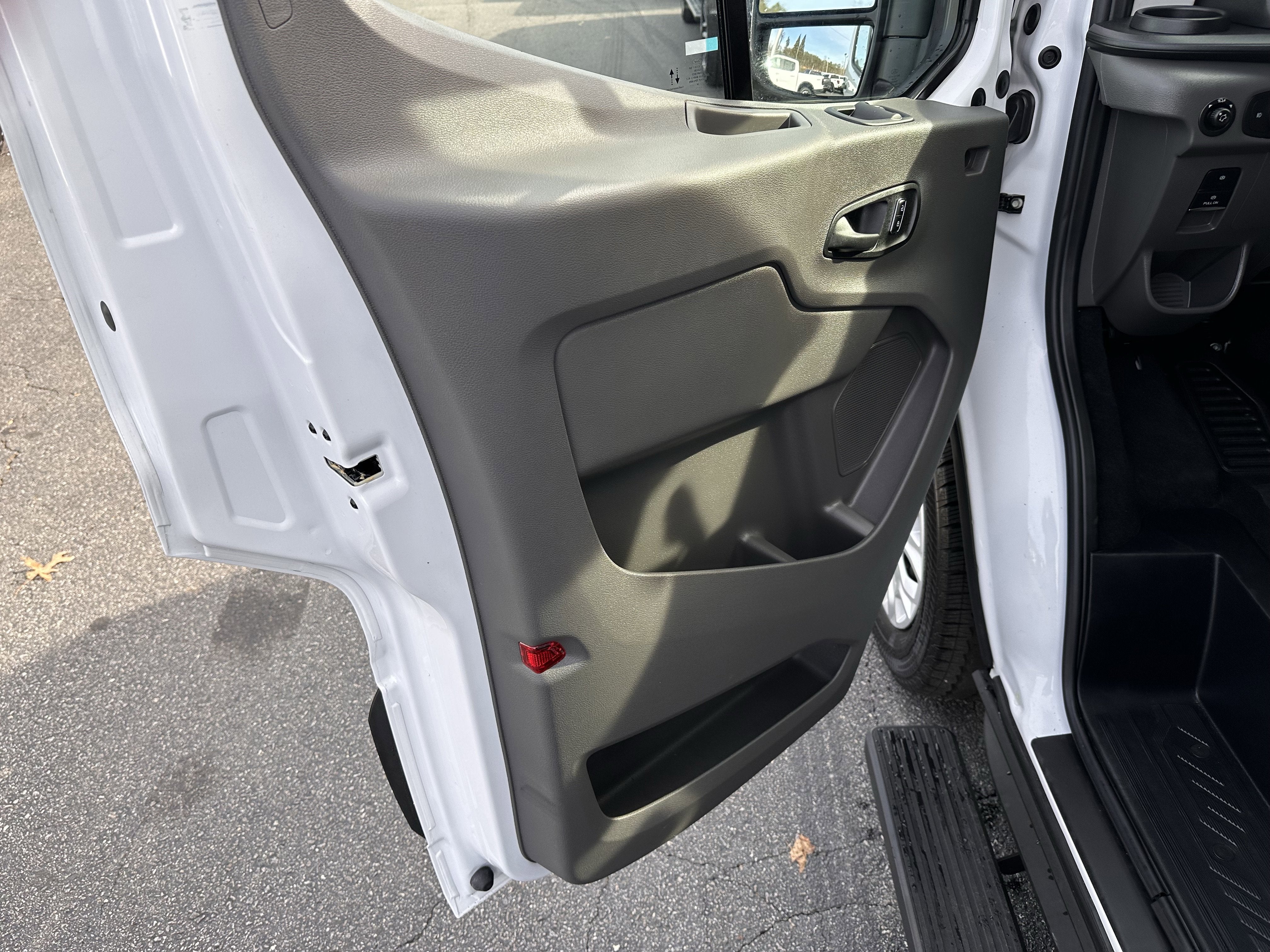 2024 Ford Transit MR Passenger Wagon XLT