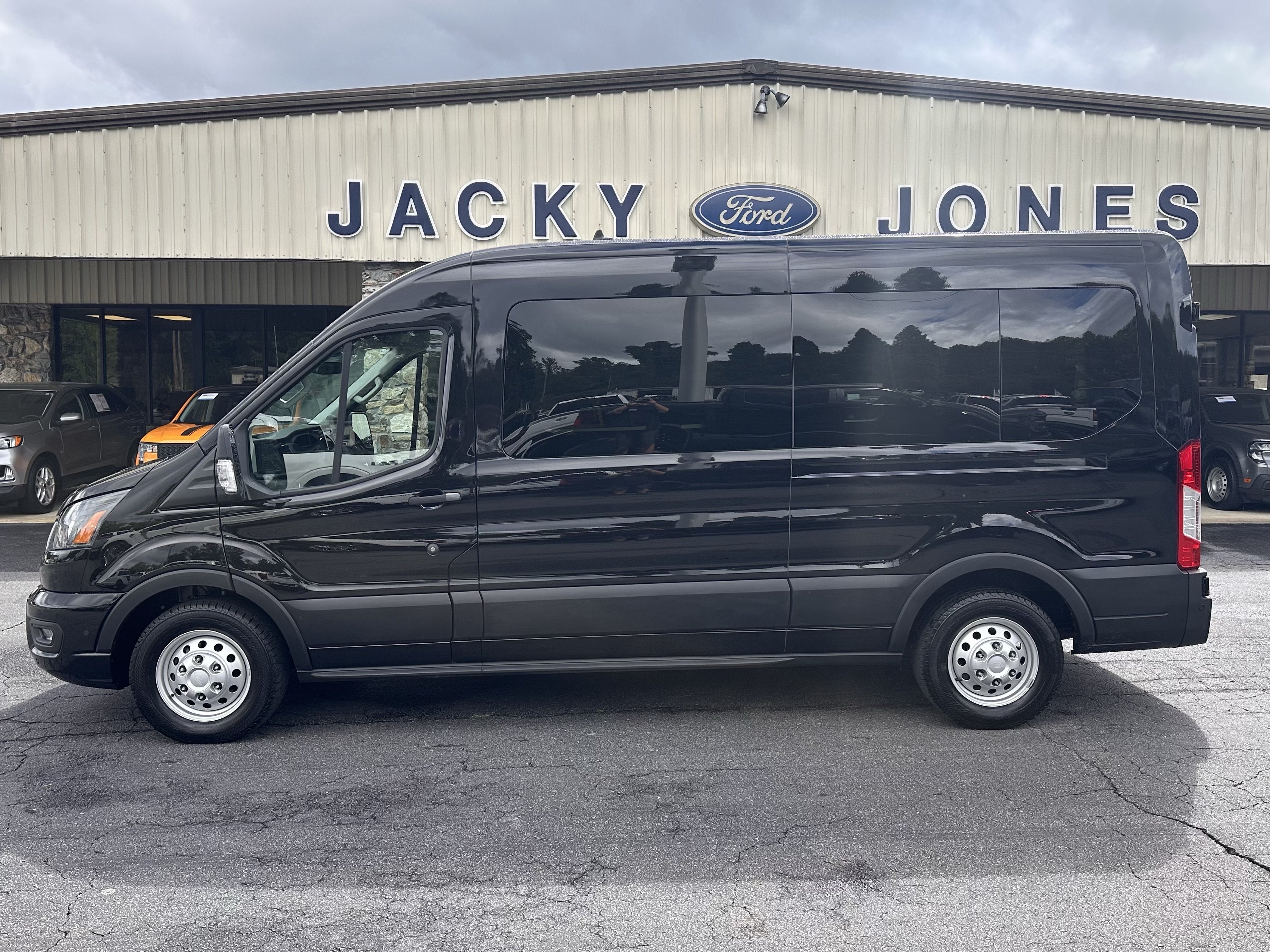 2025 Ford Transit Passenger Wagon XLT