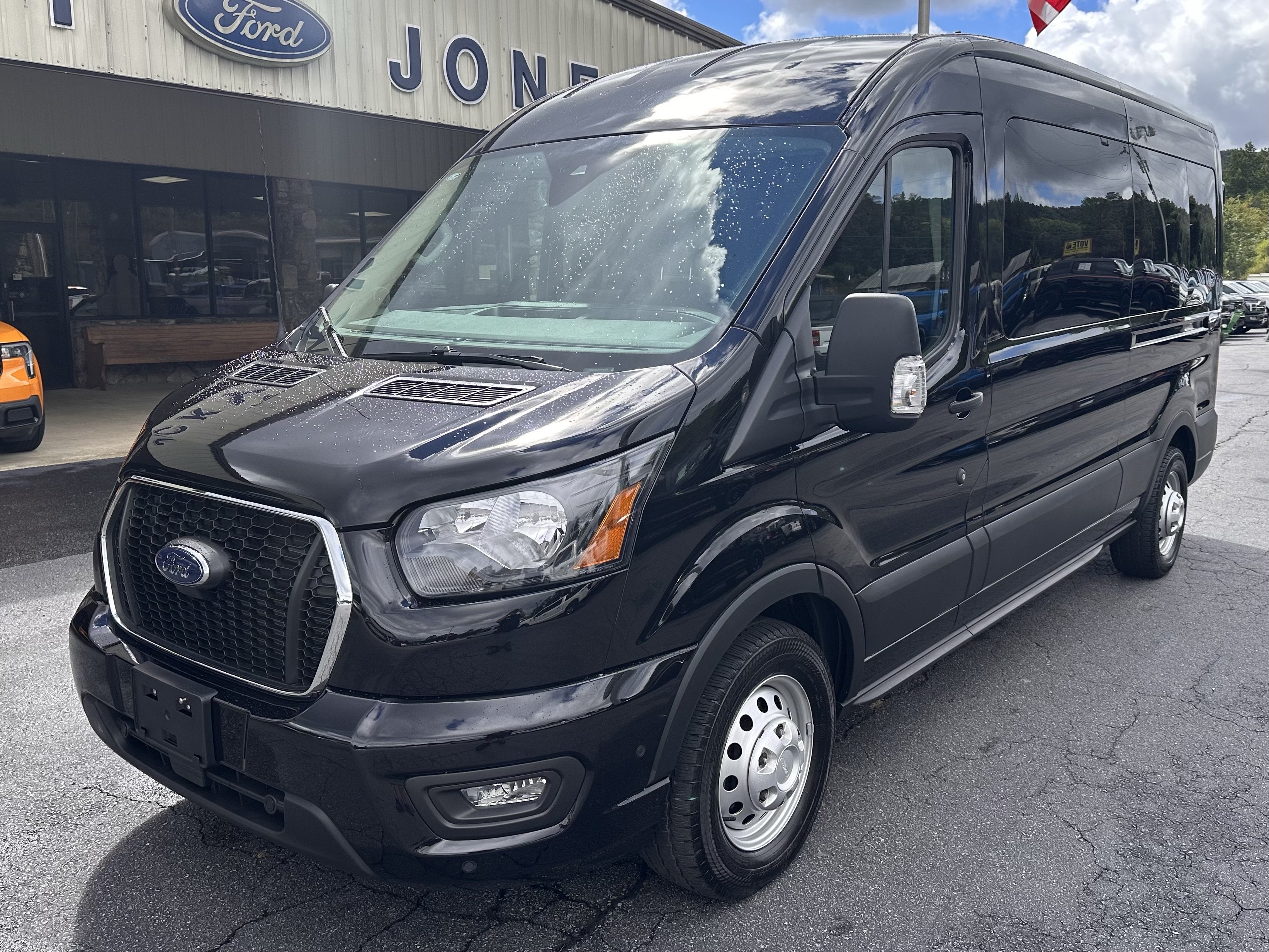 2025 Ford Transit Passenger Wagon XLT