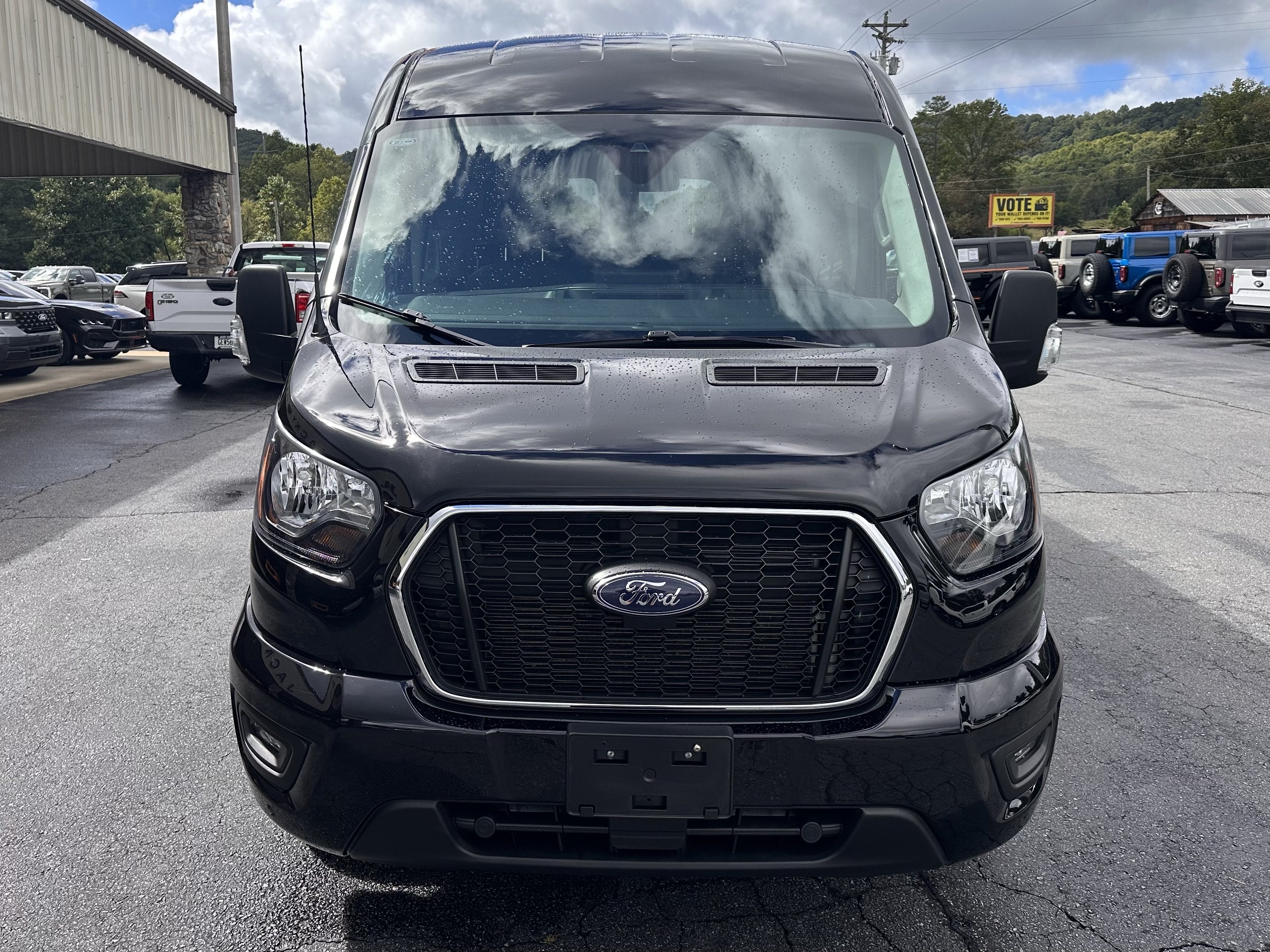 2025 Ford Transit Passenger Wagon XLT